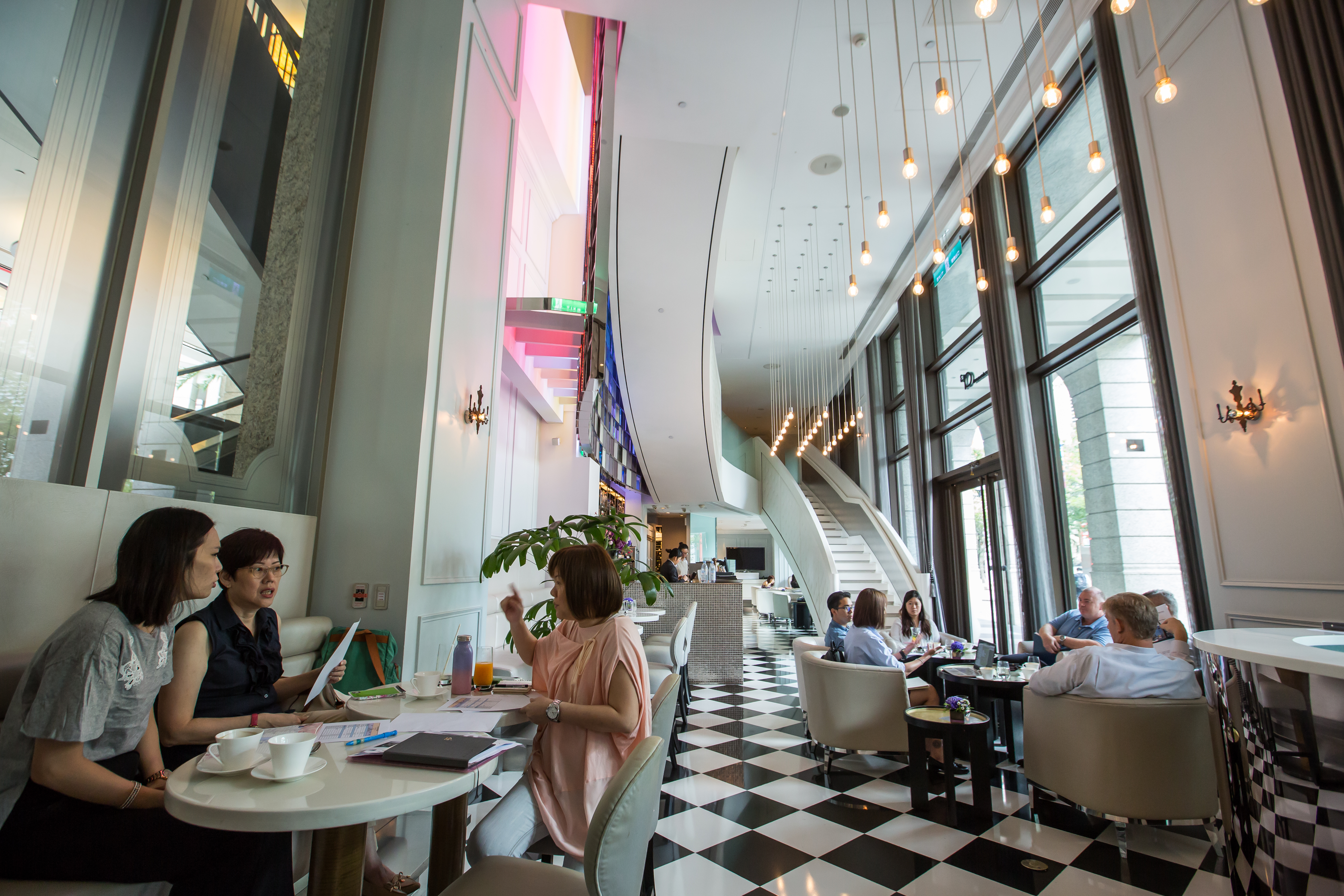 BELLAVITA近期美食廣場也進行改裝，還首創國內百貨商場共食區可由專人點餐及送餐服務。