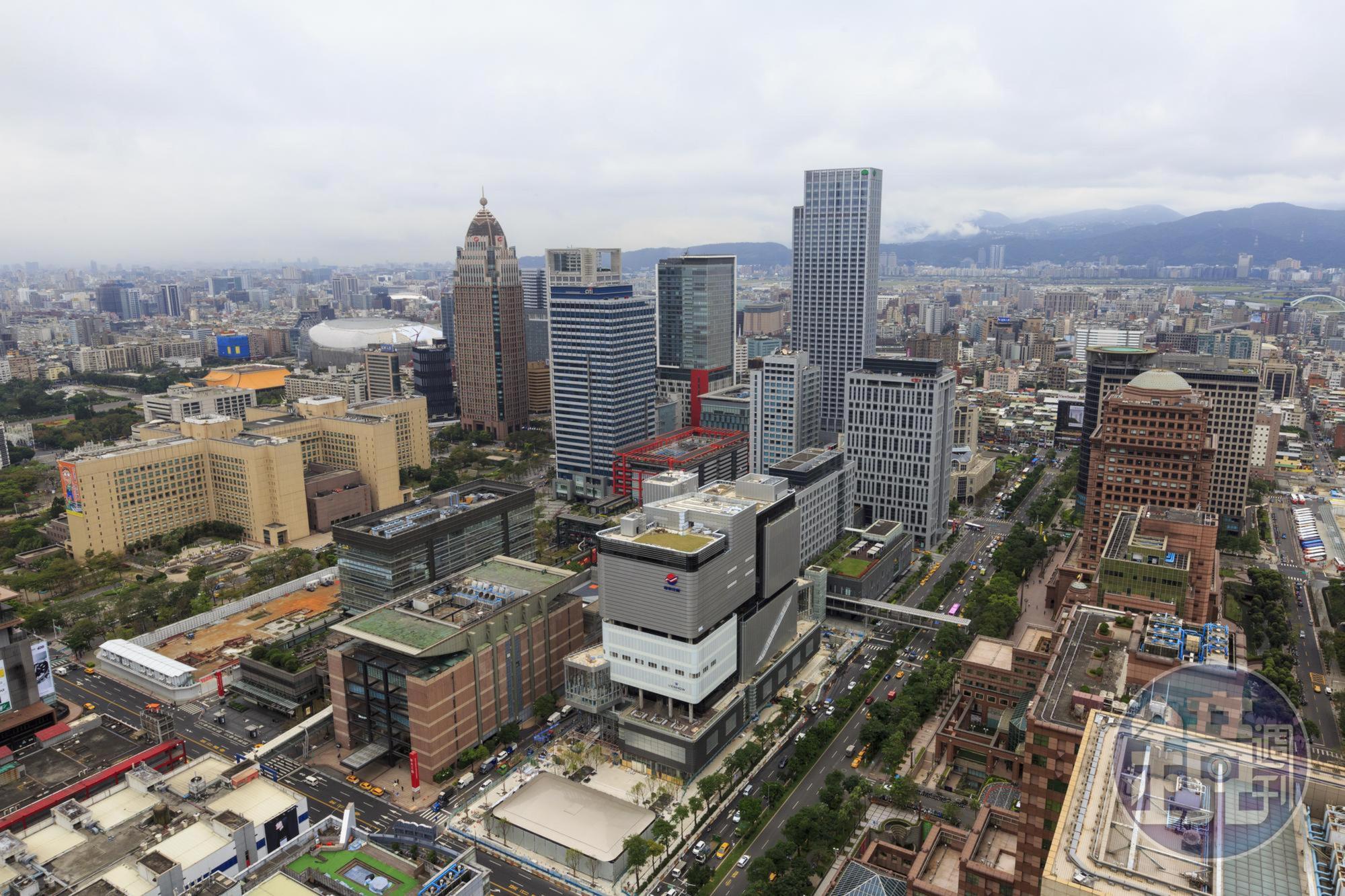 台北市信義計畫區方圓半公里內，就擠進10多家百貨。