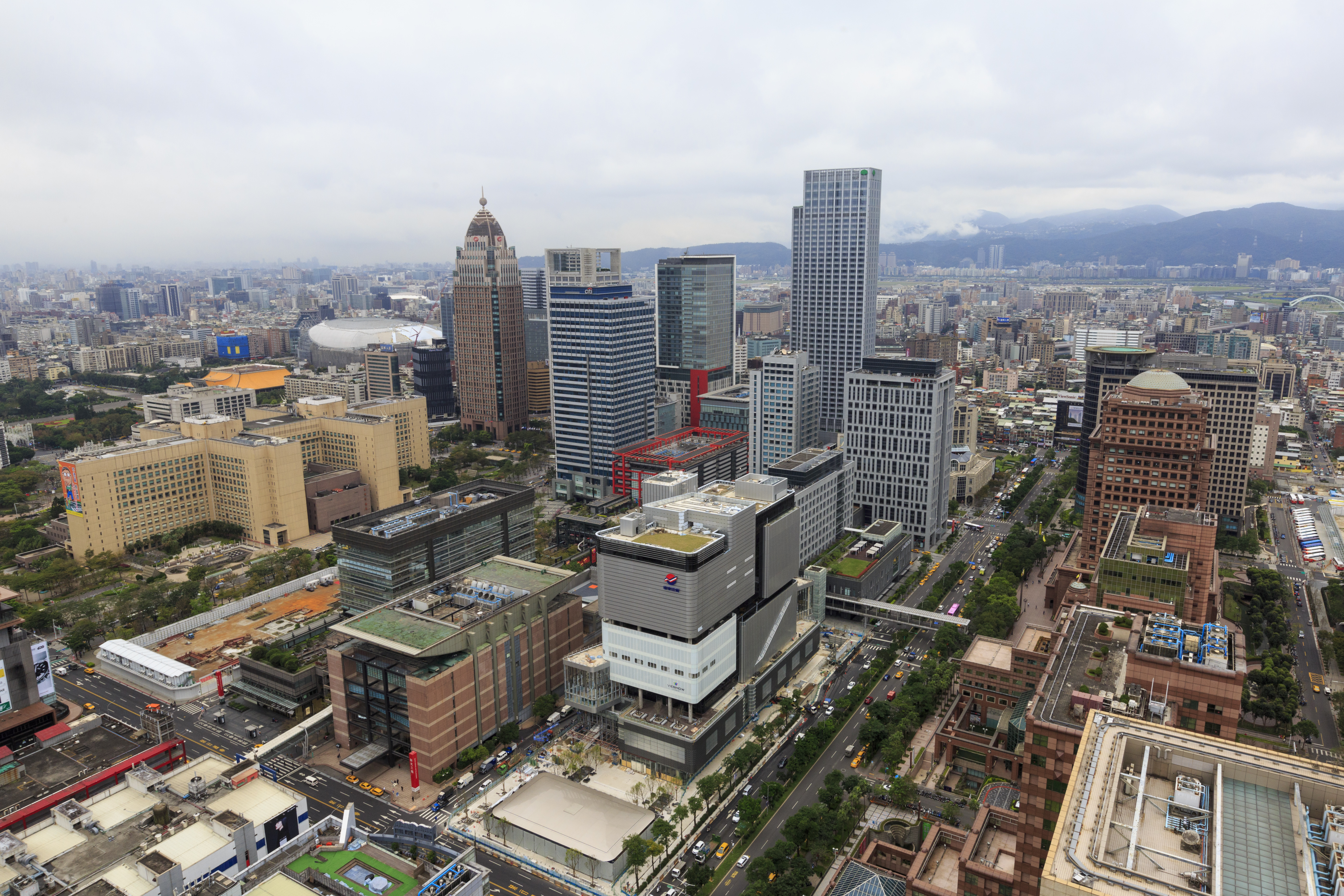 台北市信義計畫區方圓半公里內,就擠進10多家百貨。