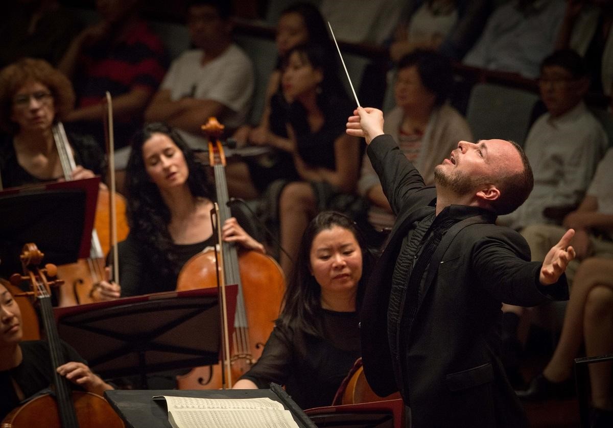 10歲就立定志向成為指揮的亞尼克,現在不僅執掌費城管弦,更是紐約大都會歌劇院的第3任音樂總監。(牛耳藝術提供)