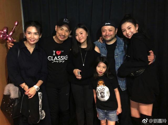 邱淑貞（左）帶著一家大小看張學友（左二）演唱會。（翻攝自劉嘉玲微博）