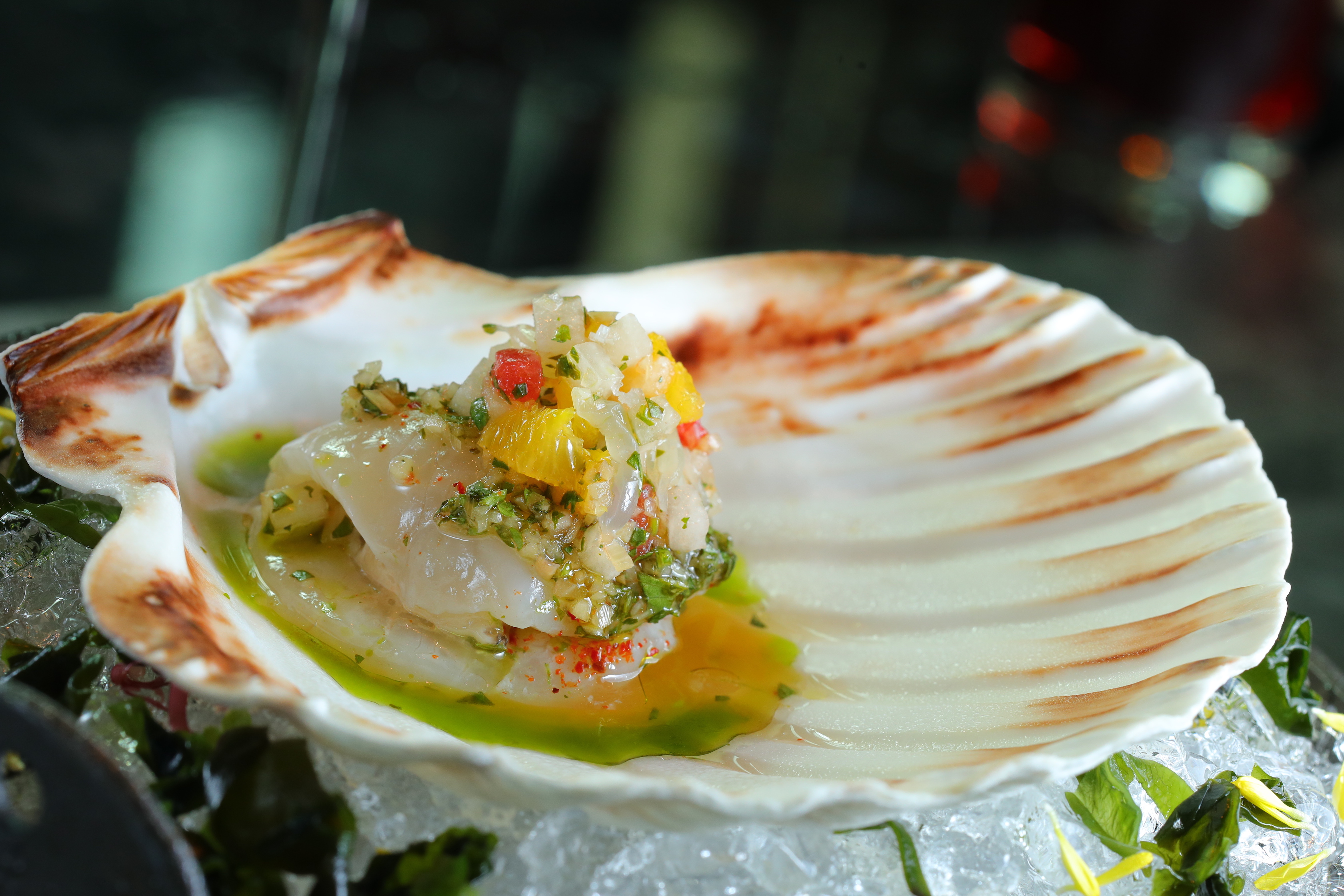 「北海道生食干貝佐生蠔」是全球CÉ LA VI 招牌開胃菜，鮮甜酸爽。（午間套餐加價120元、2,800元晚間套餐菜色）