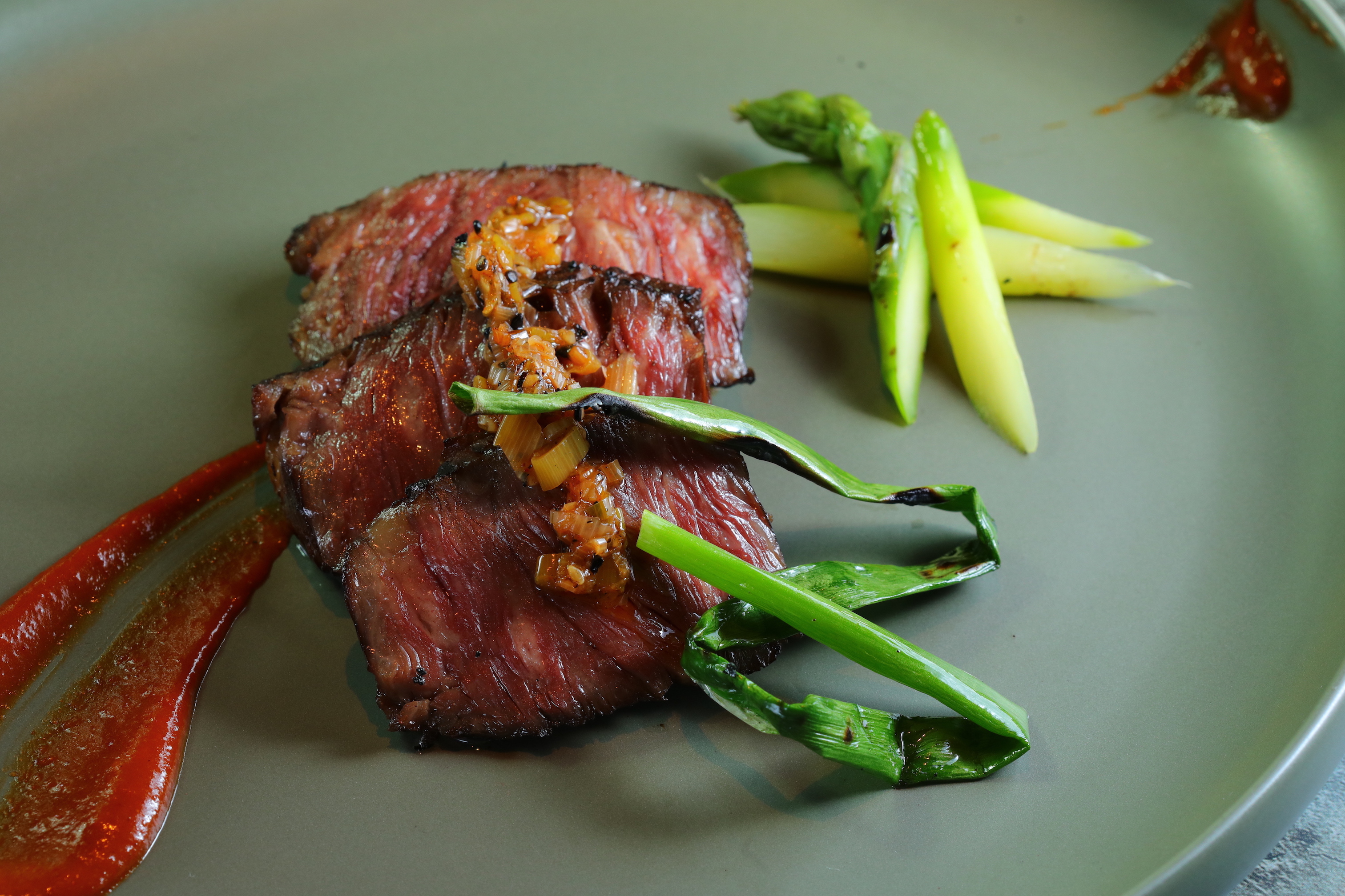 「安格斯橫膈膜牛肉」以草果、橙汁與蜂蜜浸漬牛橫膈膜，經過低溫烹調再烤，肉質柔嫩香甜。（午間套餐加價300元，2,800元晚間套餐菜色，）