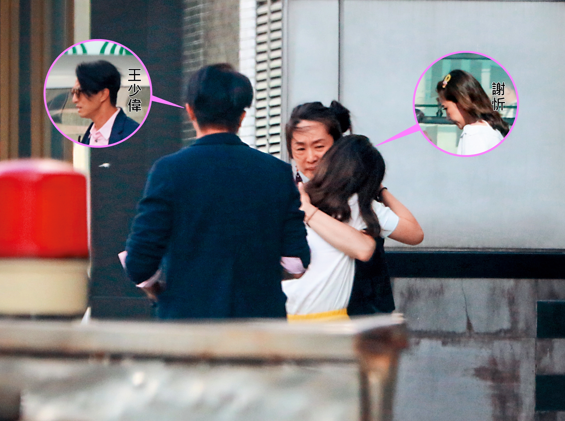 8/23 15:40 謝忻（右）等王少偉（左）時，突然抱著女性友人哭泣，身心相當脆弱。