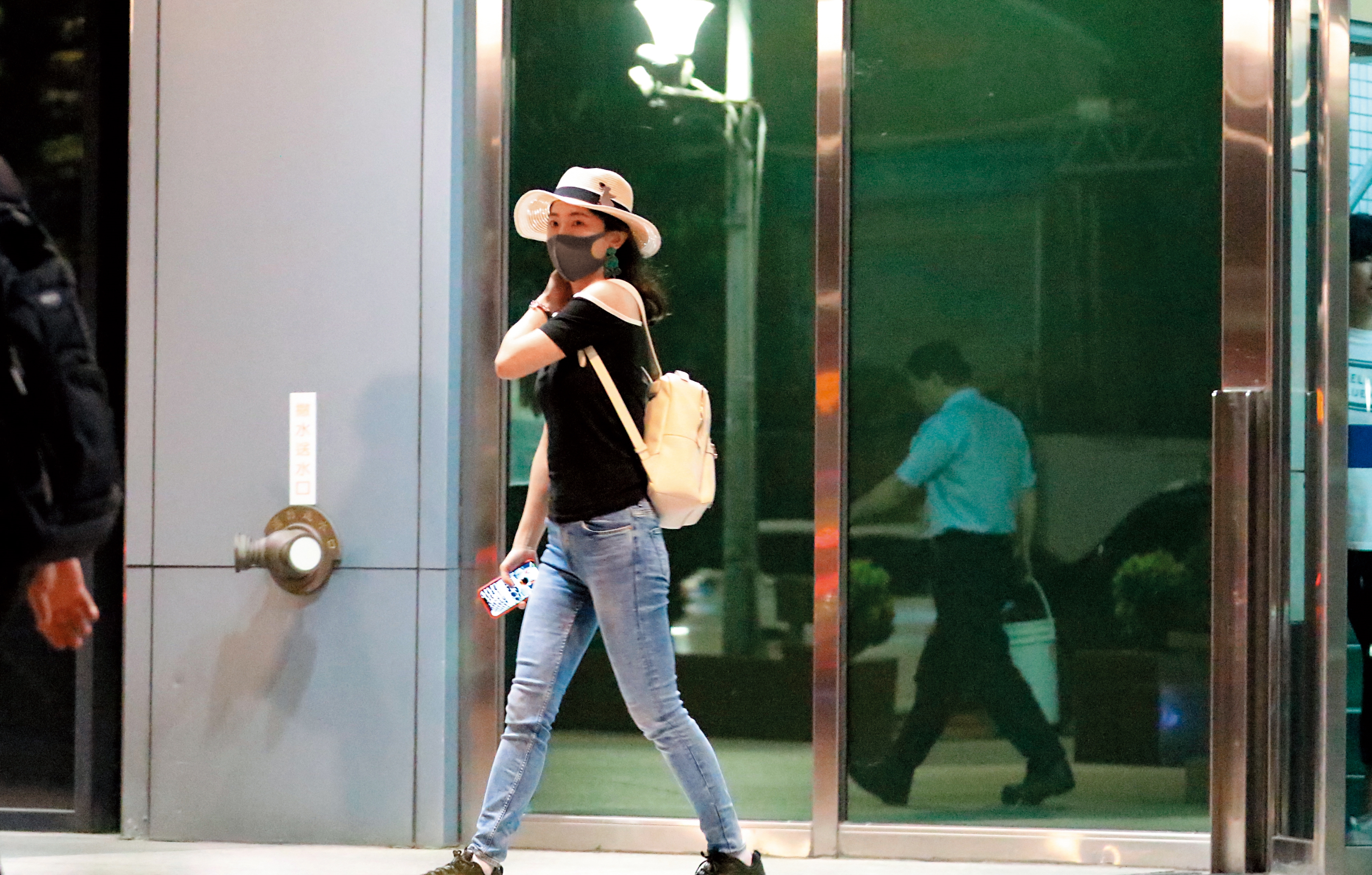 8/13 19：14 在阿翔離開經紀公司之後，換謝忻進公司商討復出大計，講了兩個小時才出來。