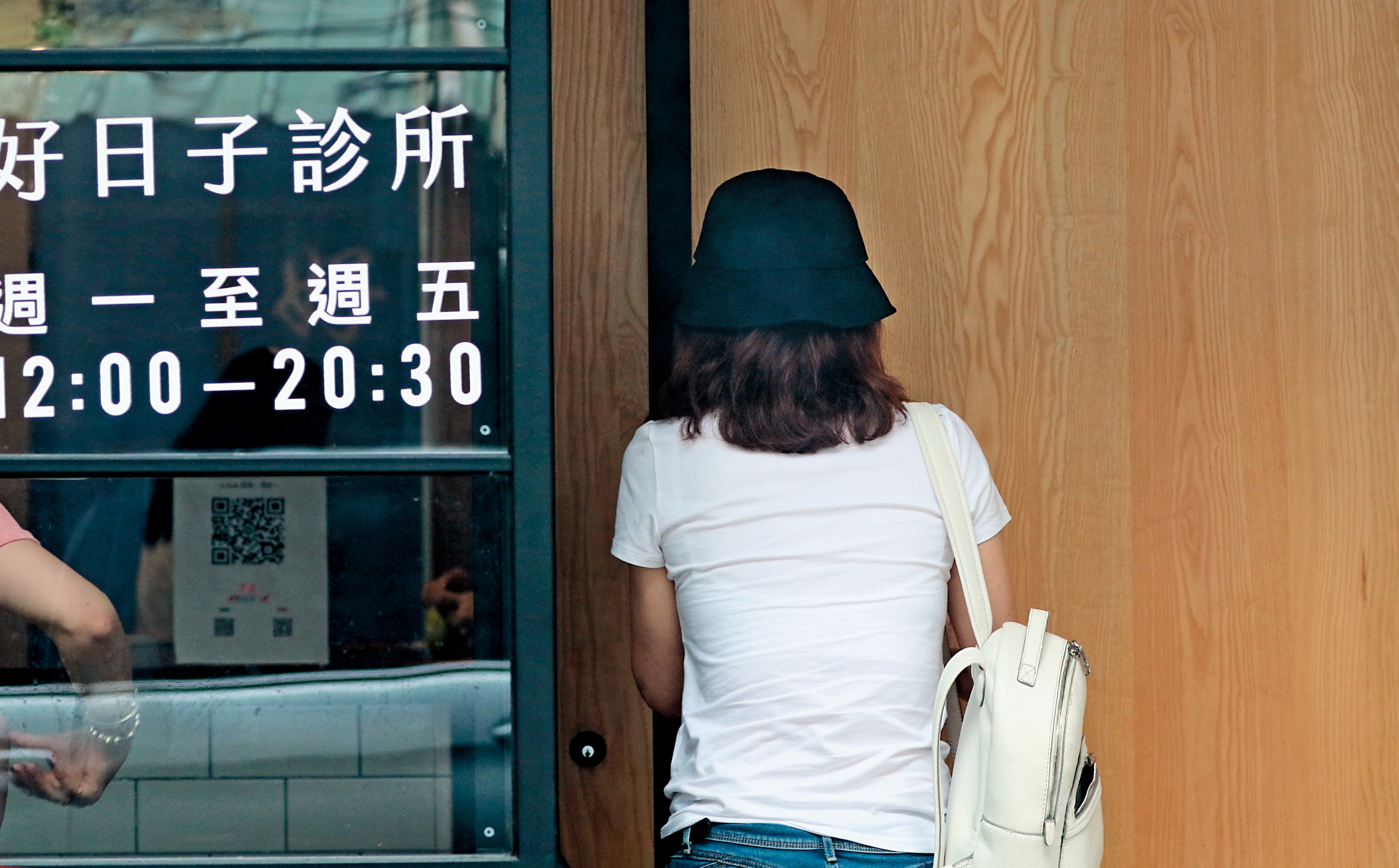 謝忻多次進出診所，在返台之後，又被民眾目擊跑去看身心科，疑似身心都出了狀況。