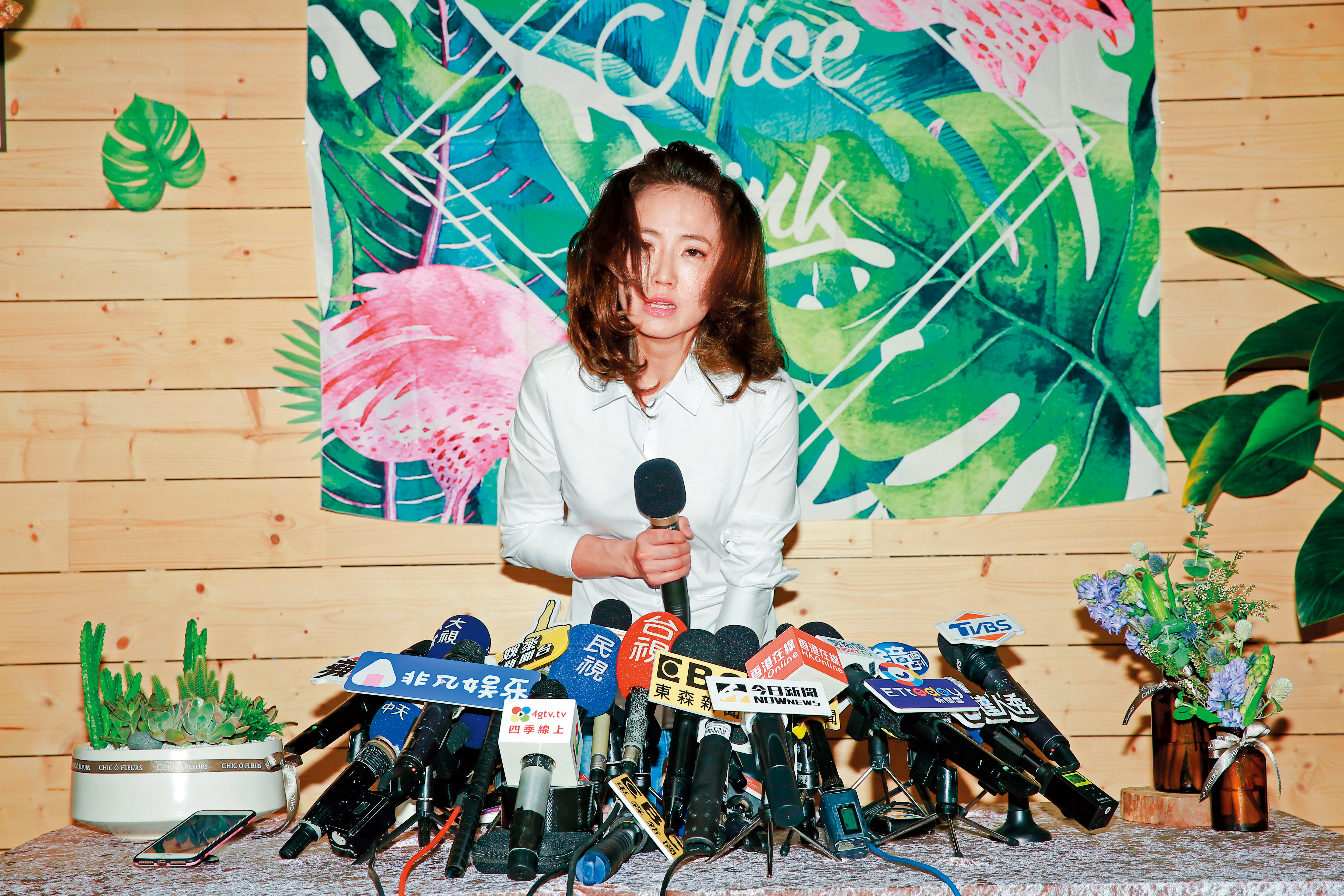 謝忻近日終於現身道歉，相較阿翔還有夥伴浩子陪伴，謝忻顫抖承擔，反倒引起網友同情。