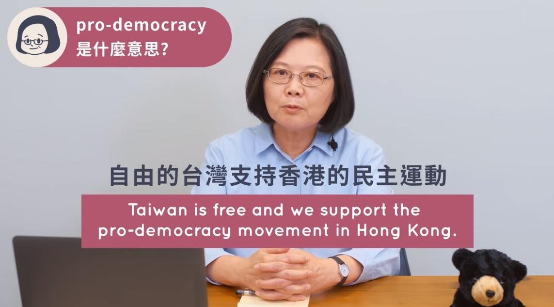 總統蔡英文的YouTube頻道昨(26日)推出「英文英文」第二集影片,教導民眾國防英文相關單字。(翻攝自蔡英文YouTube頻道)