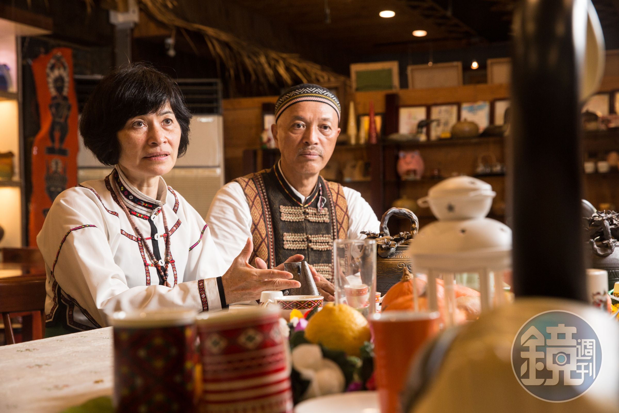 力馬生活工坊男主人南賢天（右）與女主人張秀娥（左）販售原住民夢，夫妻倆飲水思源，捐款力挺偏鄉教育。