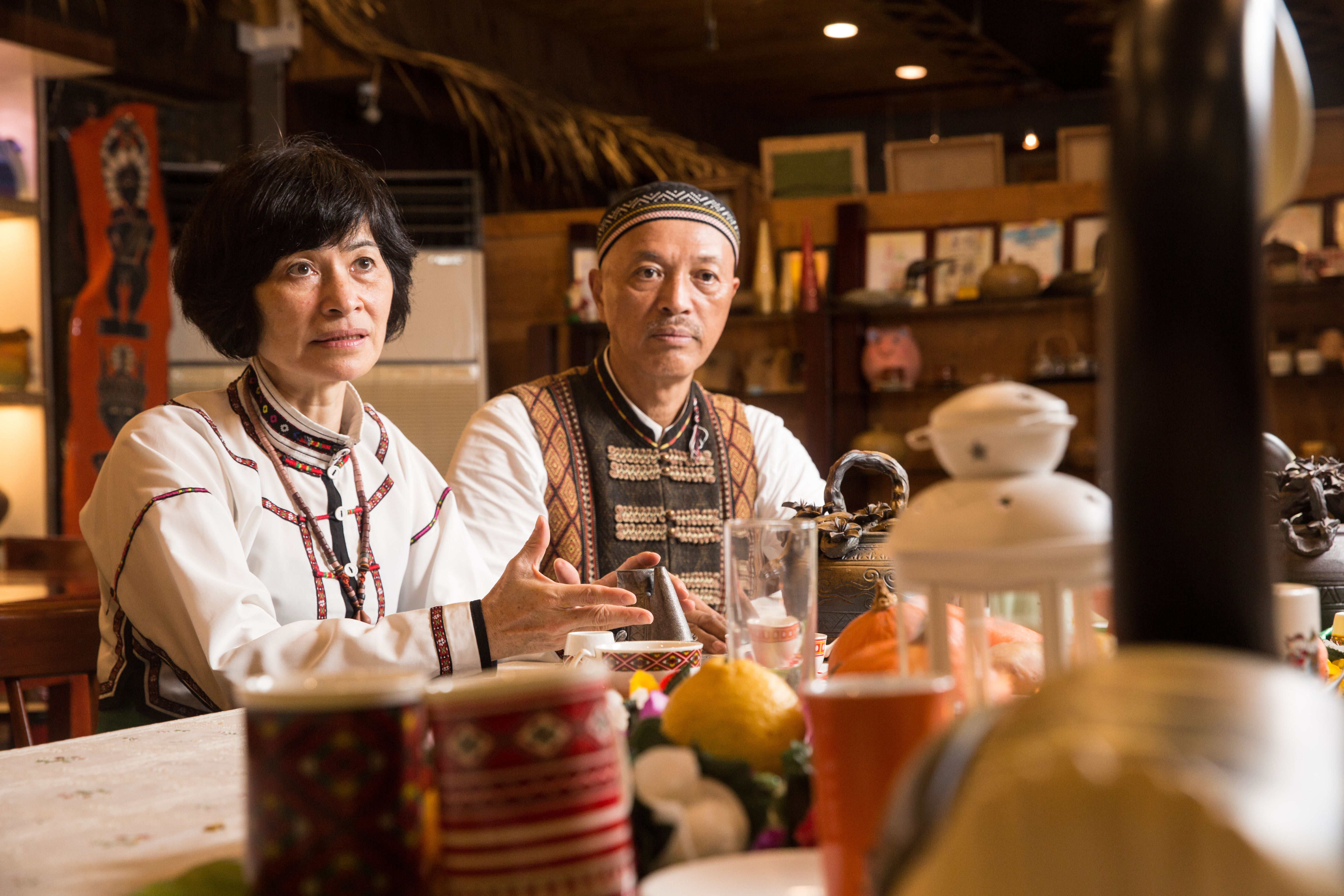力馬生活工坊男主人南賢天（右）與女主人張秀娥（左）販售原住民夢，夫妻倆飲水思源，捐款力挺偏鄉教育。