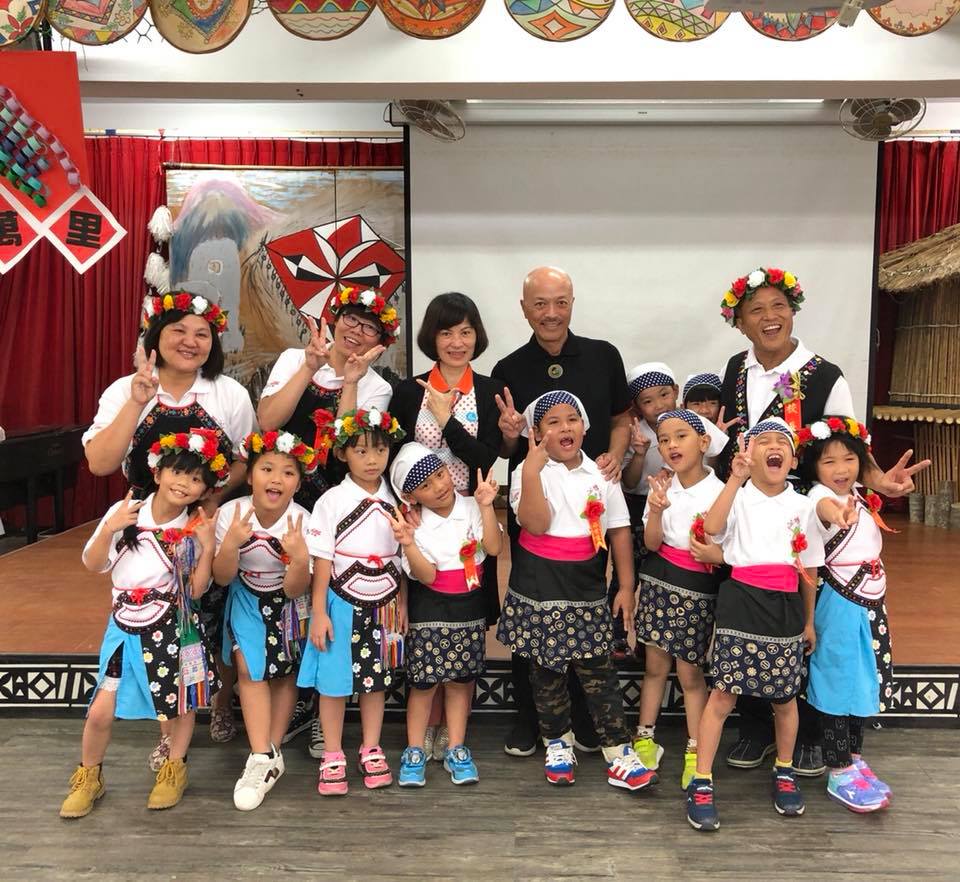 南賢天（後排左4）偕妻子張秀娥（後排左３）返母校，鼓勵南王國小學弟妹。（南賢天提供）