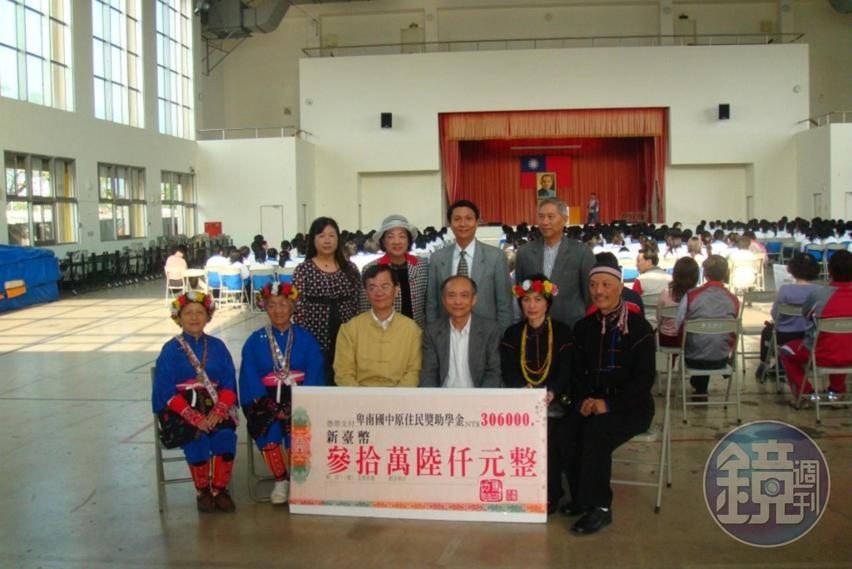 南賢天（前右1）與張秀娥（前右2）將在力馬生活工坊的演出小費與部分盈餘捐給卑南國中，做為鼓勵師生的獎助學金。（南賢天提供）