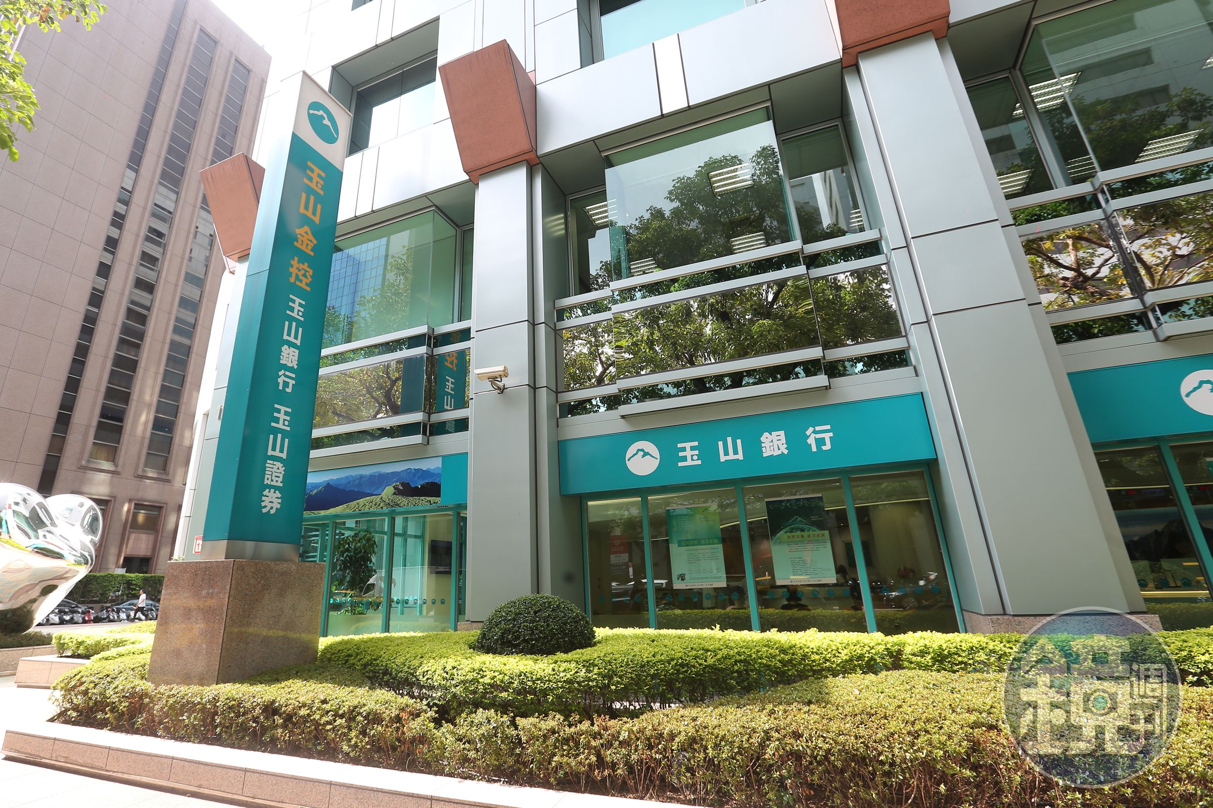 玉山銀行一名高階主管強逼下屬交出健保卡供親戚詐領健保費，目前已自請離職。圖為玉山銀行，非案發分行。