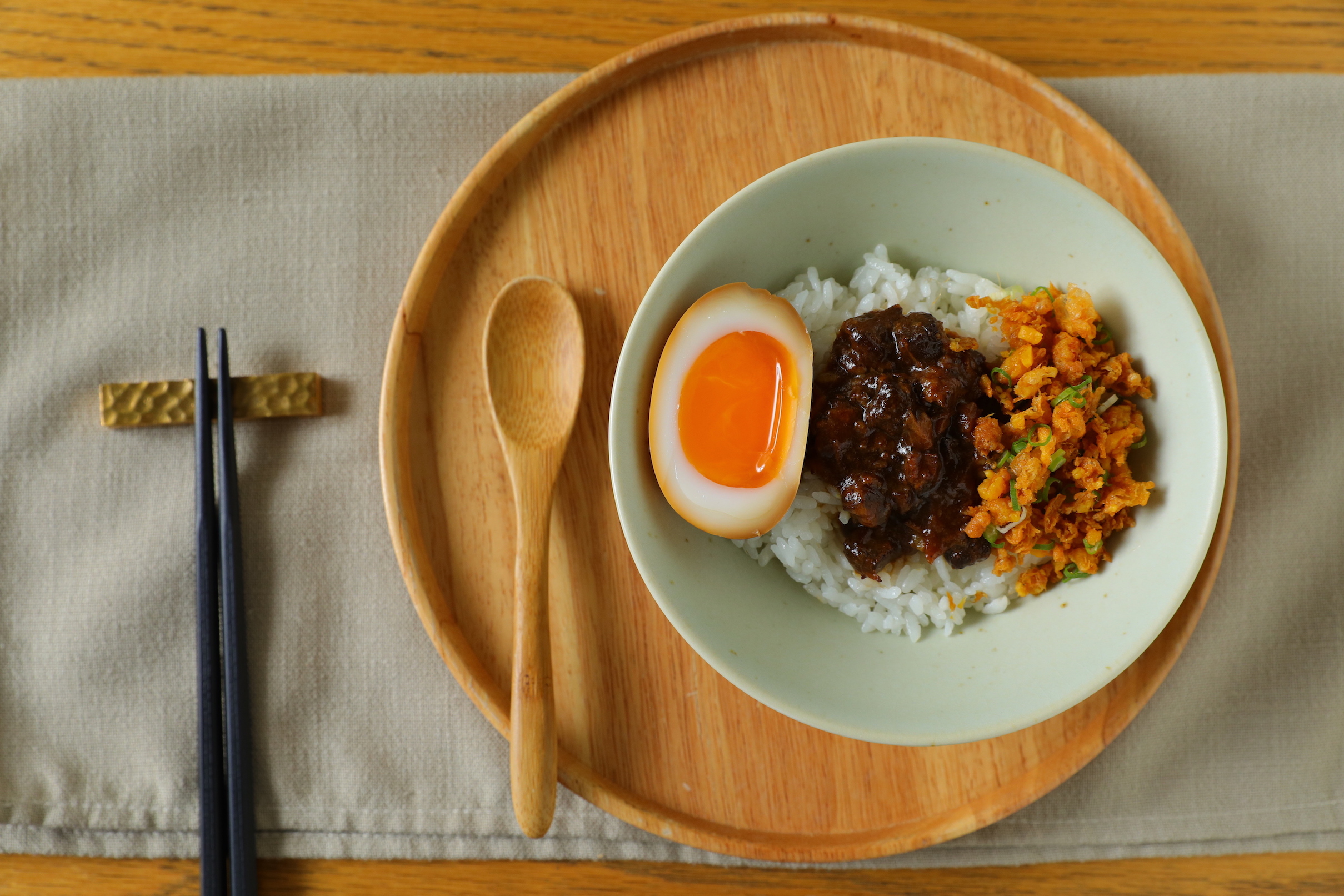 台中「滿堂Le Plein」賣的是西餐，但主食卻是最貼合日常飲食的肉臊飯。