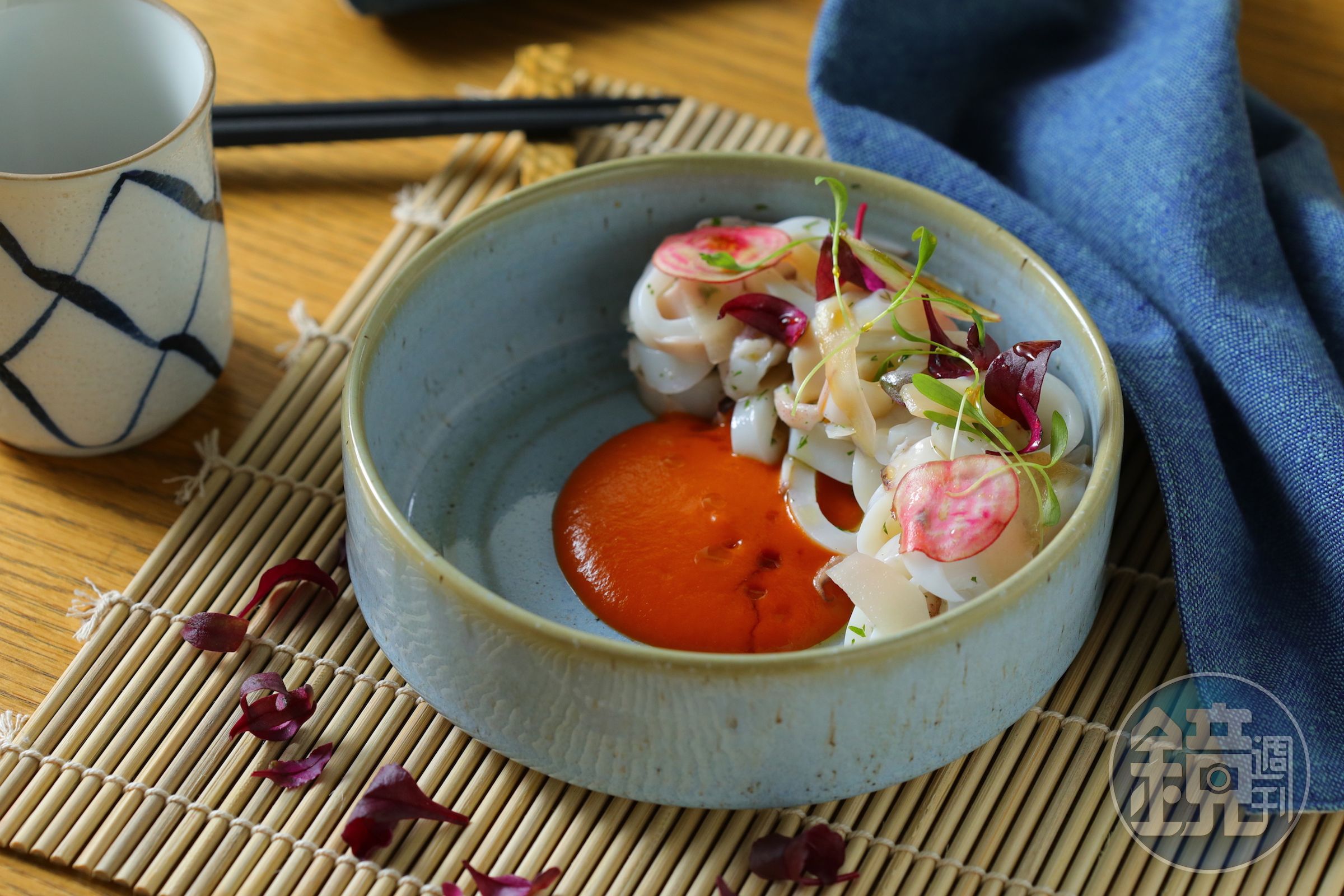 「澎湖小卷 番茄風味醬」發想自台菜常見冷盤五味小卷，醬汁更為清爽。（200元／份）