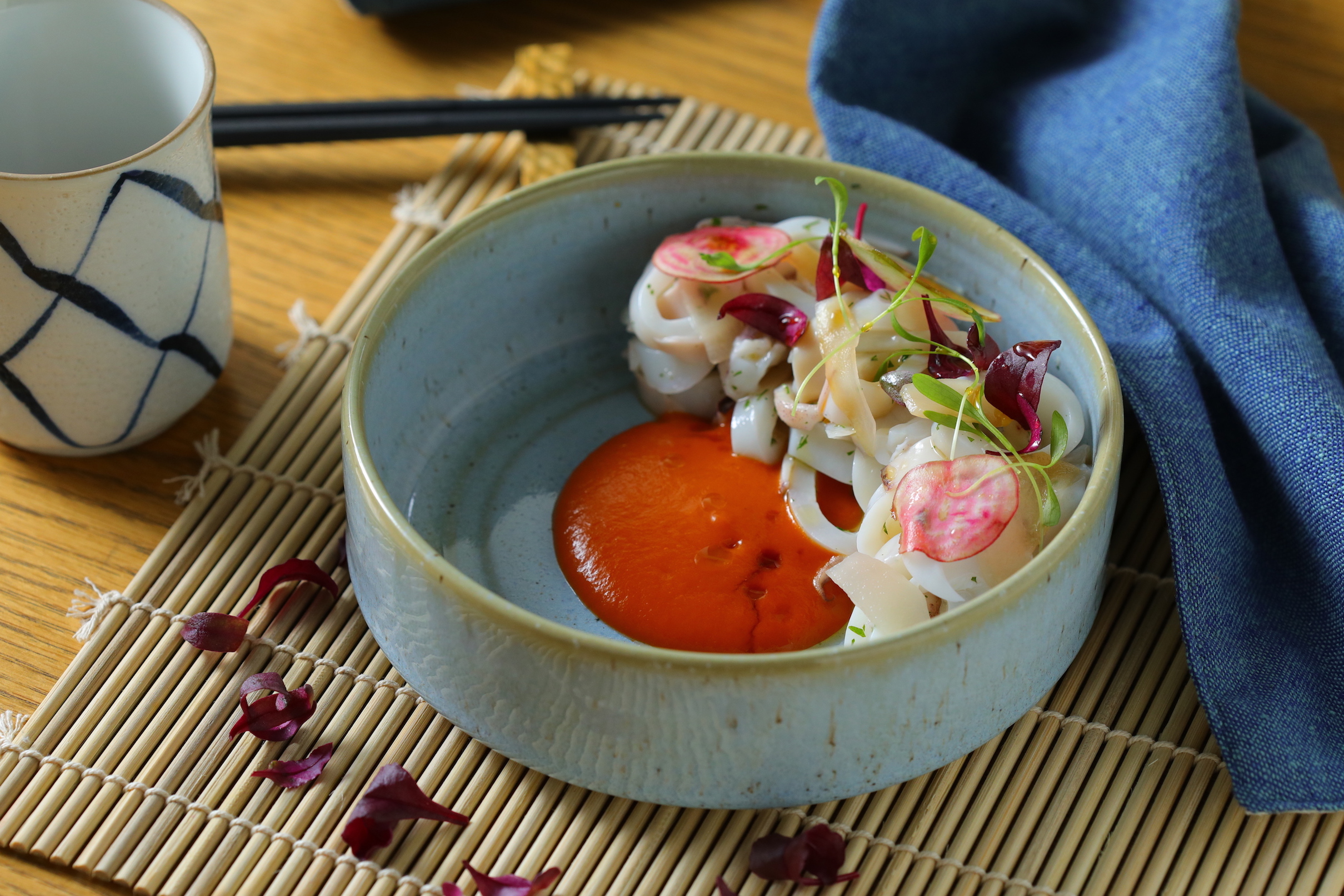 「澎湖小卷 番茄風味醬」發想自台菜常見冷盤五味小卷，醬汁更為清爽。（200元／份）
