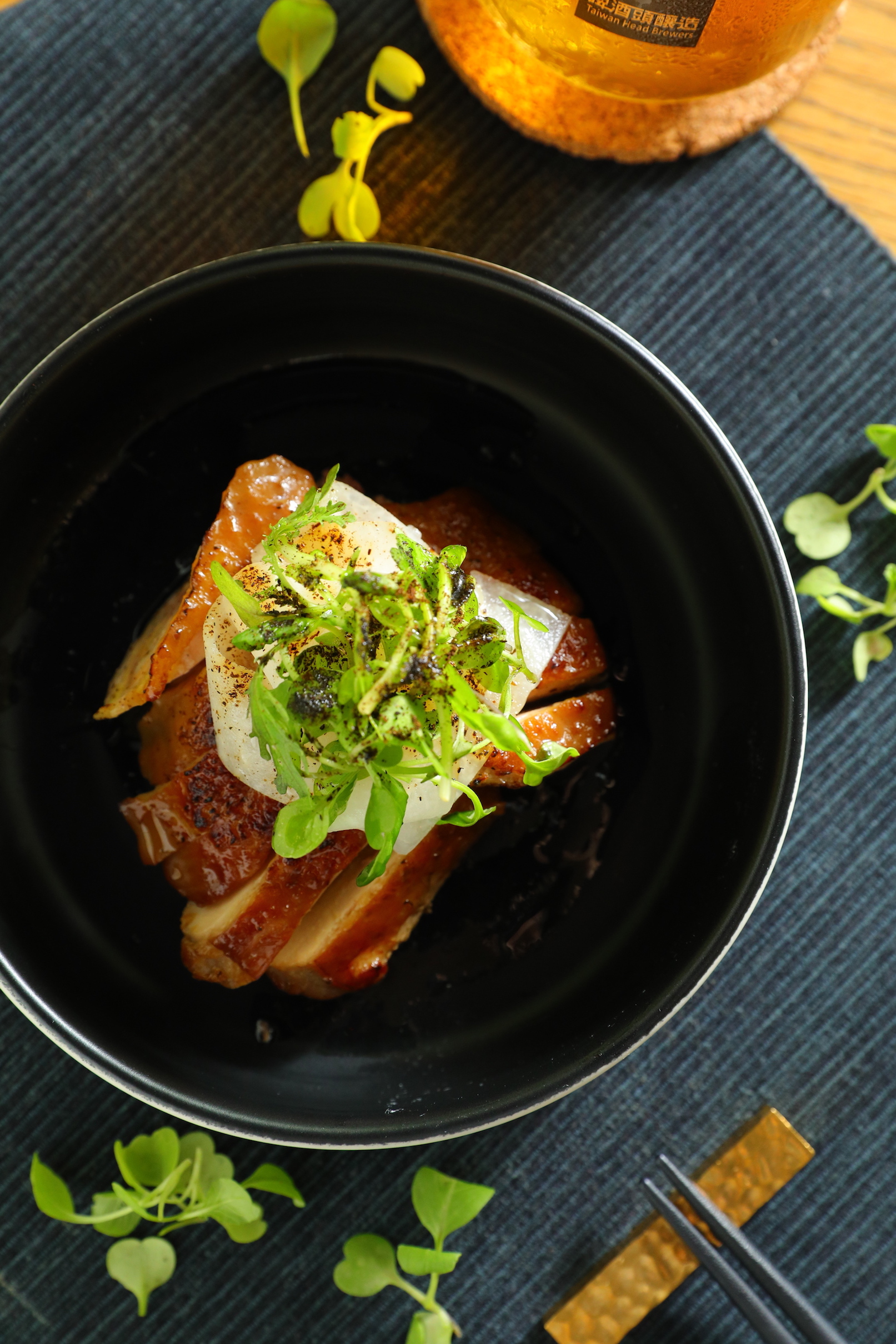 「煙燻薩索雞腿 醃漬豆薯」用紅茶糖燻賦予甜香，搭配酸甜的豆薯解膩。（280元／份）