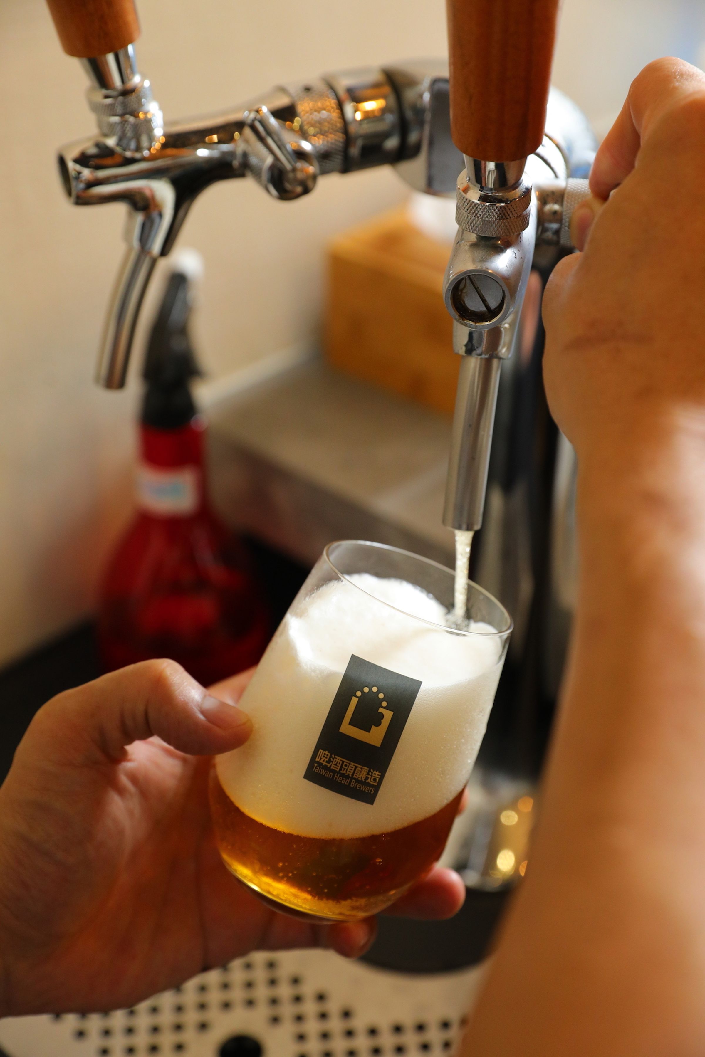 店內提供「啤酒頭精釀」二款現拉生啤。（200元／杯，350元／2杯）