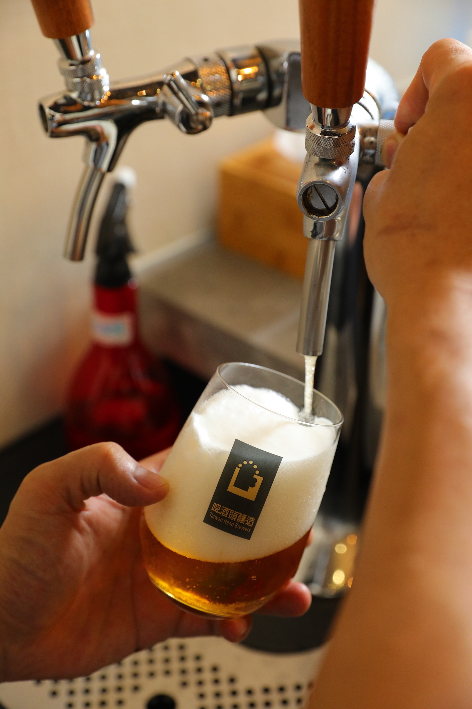 店內提供「啤酒頭精釀」二款現拉生啤。（200元／杯，350元／2杯）