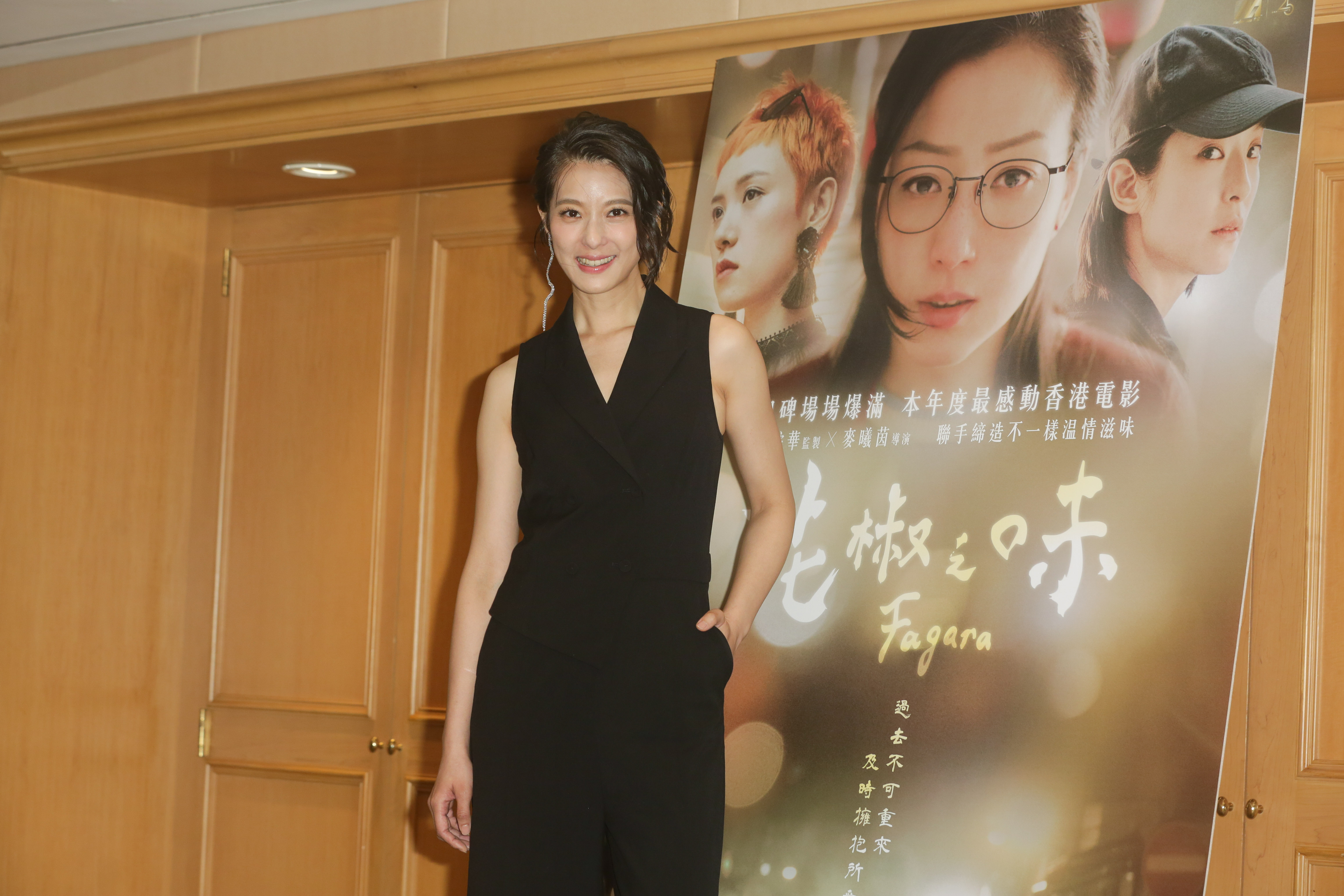 片中中性打扮的賴雅妍今天穿得也是頗為帥氣，但多了幾分女人味。