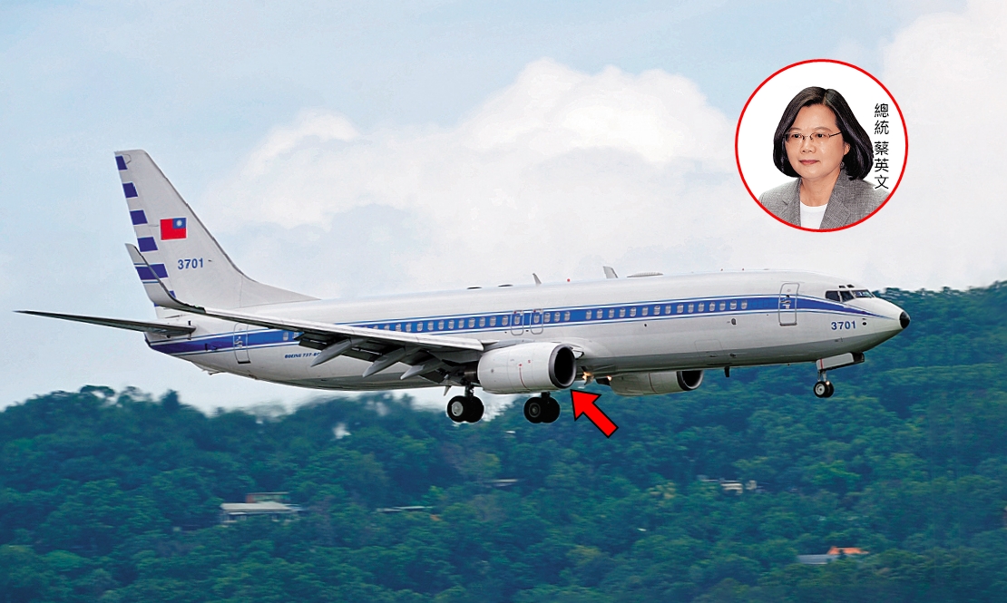 俗稱「空軍一號」的總統行政專機，日前驚傳發電機及發動機（箭頭處）故障，華航緊急修復後，總統蔡英文上週搭乘專機飛往金門參加823砲戰61週年紀念。（小圖董孟航攝）
