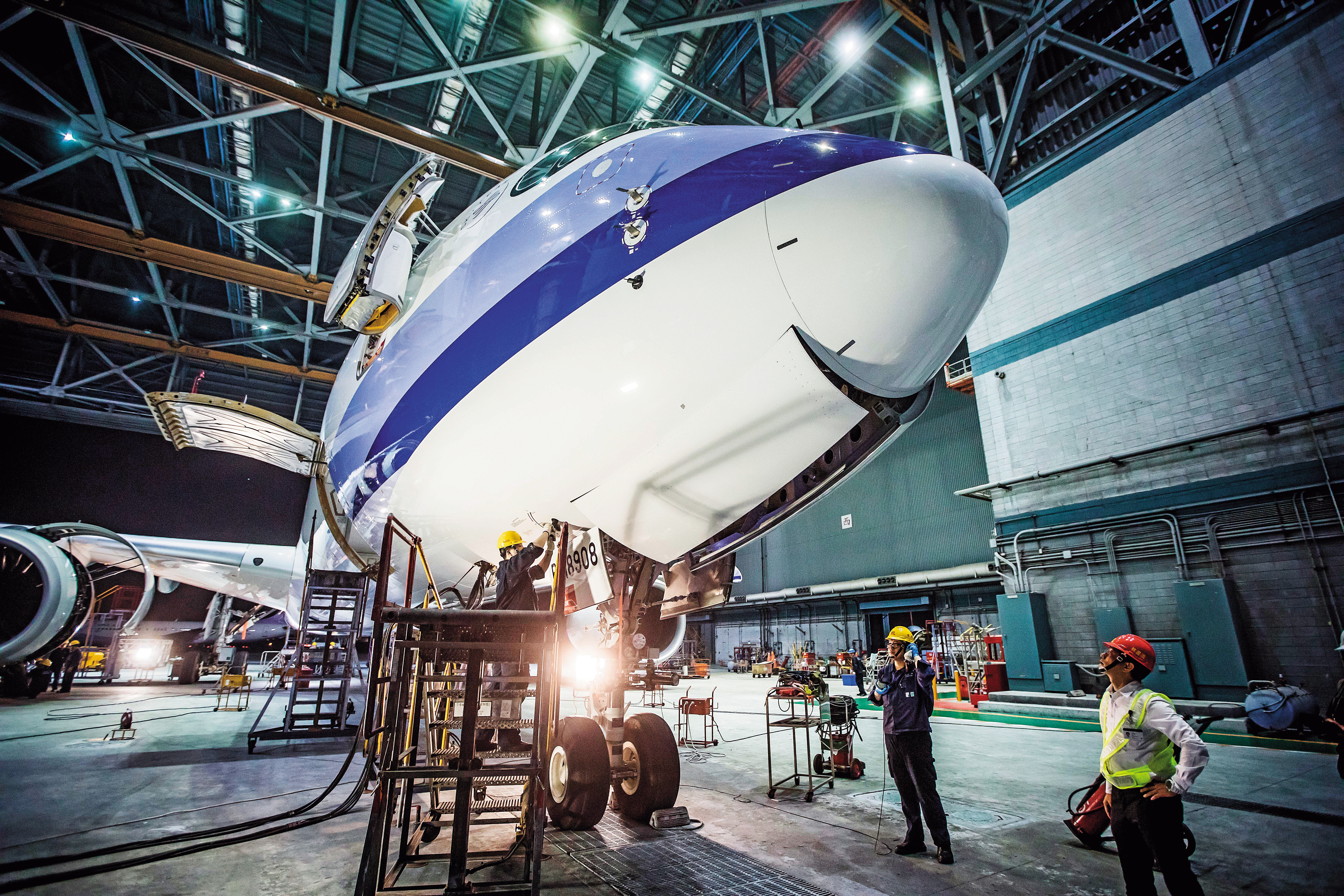 華航設有飛機修護工廠，獲多國認證，不僅總統專機，就連其他國家的民航機也來台維修，堪稱亞太地區最具規模的專業修護團隊。（華航提供）