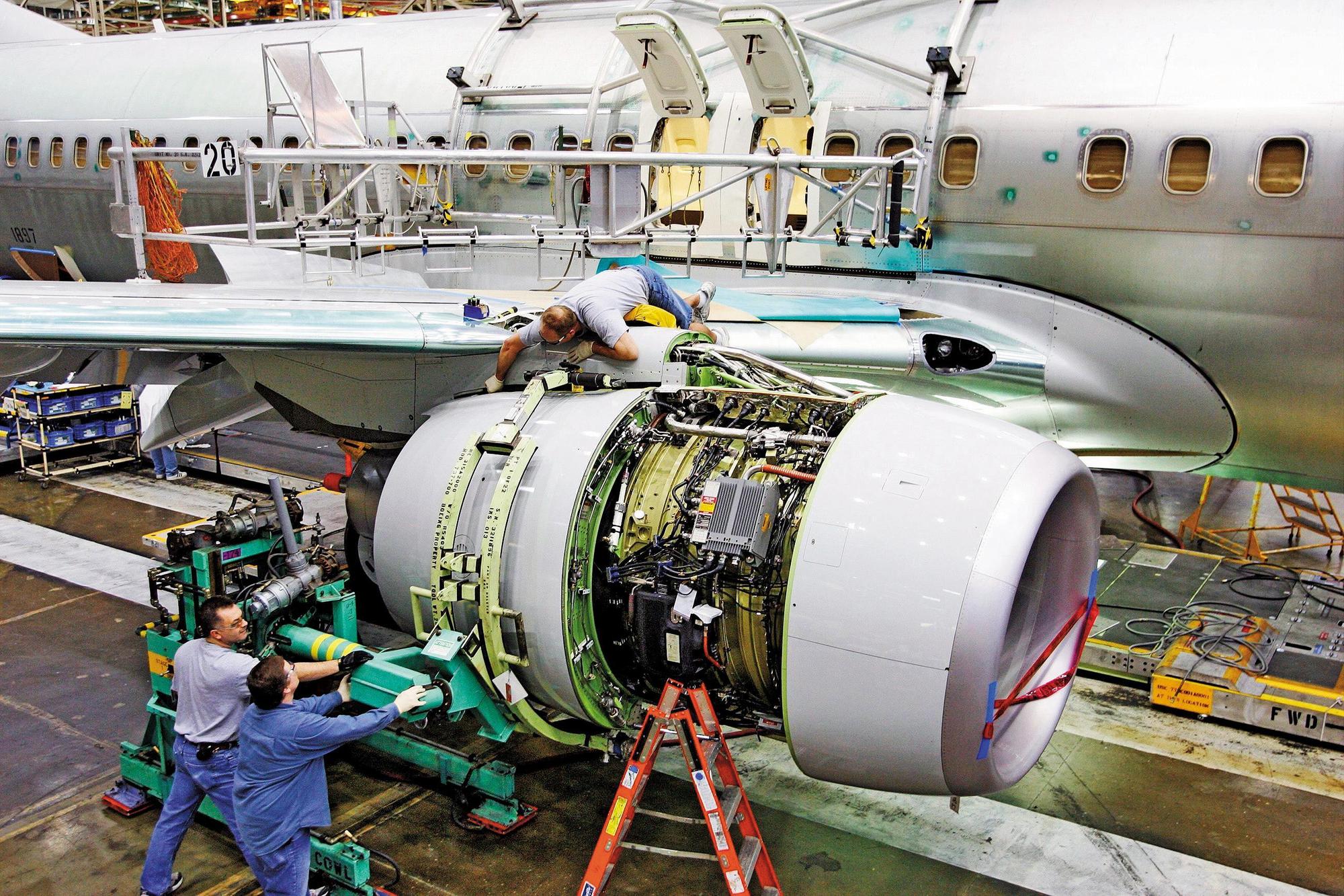 圖為與總統行政專機同款的波音737-800客機正在進行發動機維修保養,其中含有發電機。(東方IC)