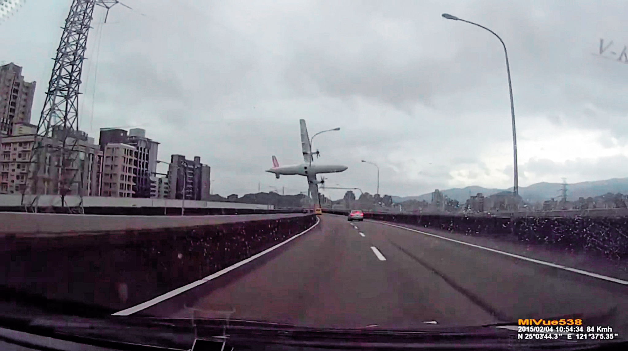 2015年復興航空機師誤關引擎，導致飛機失去動力而墜毀，過程全被行經高架橋車輛的行車紀錄器錄下，震驚全球。（東方IC）