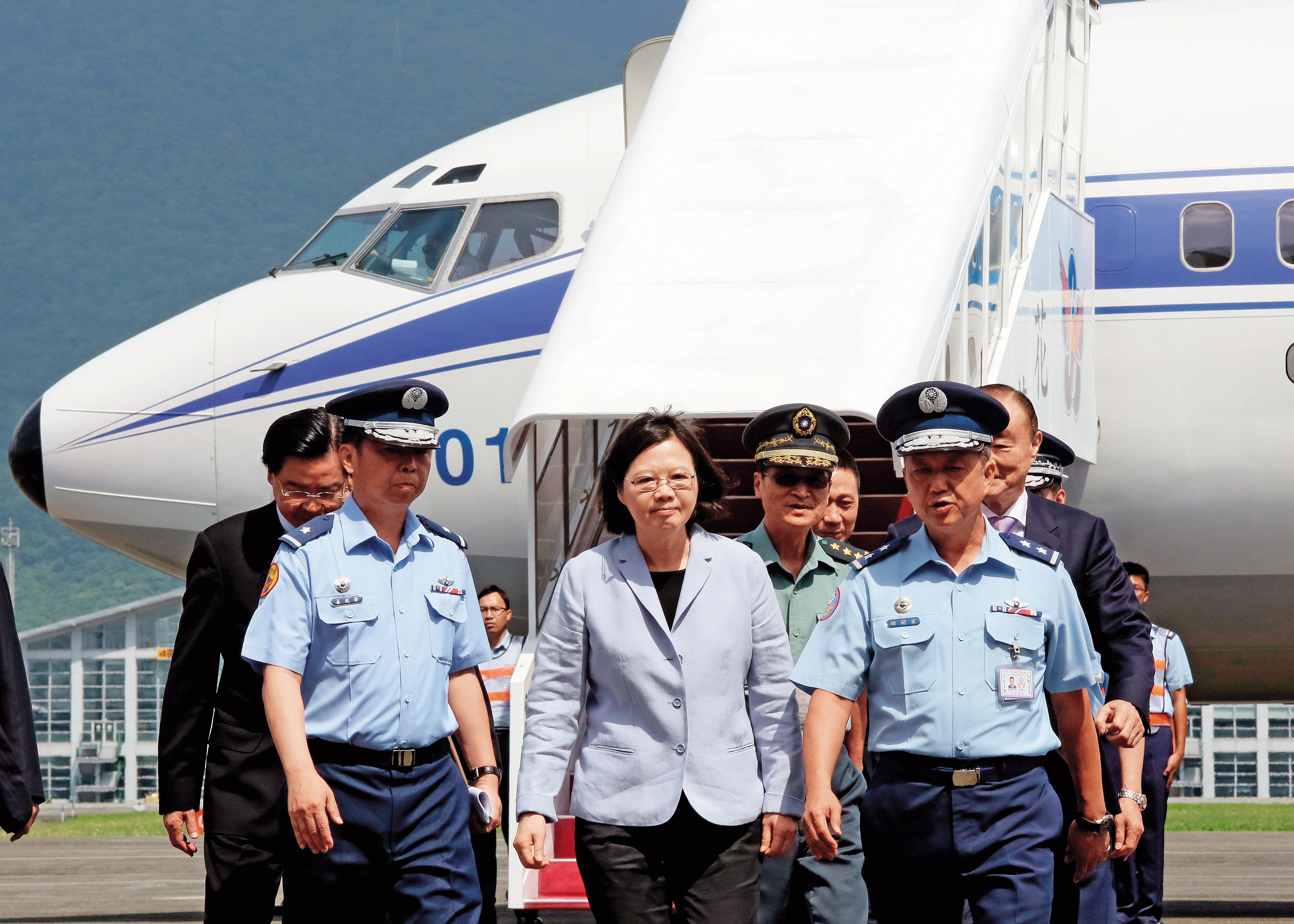 總統蔡英文經常搭乘空軍一號到各地視察。（總統府提供）