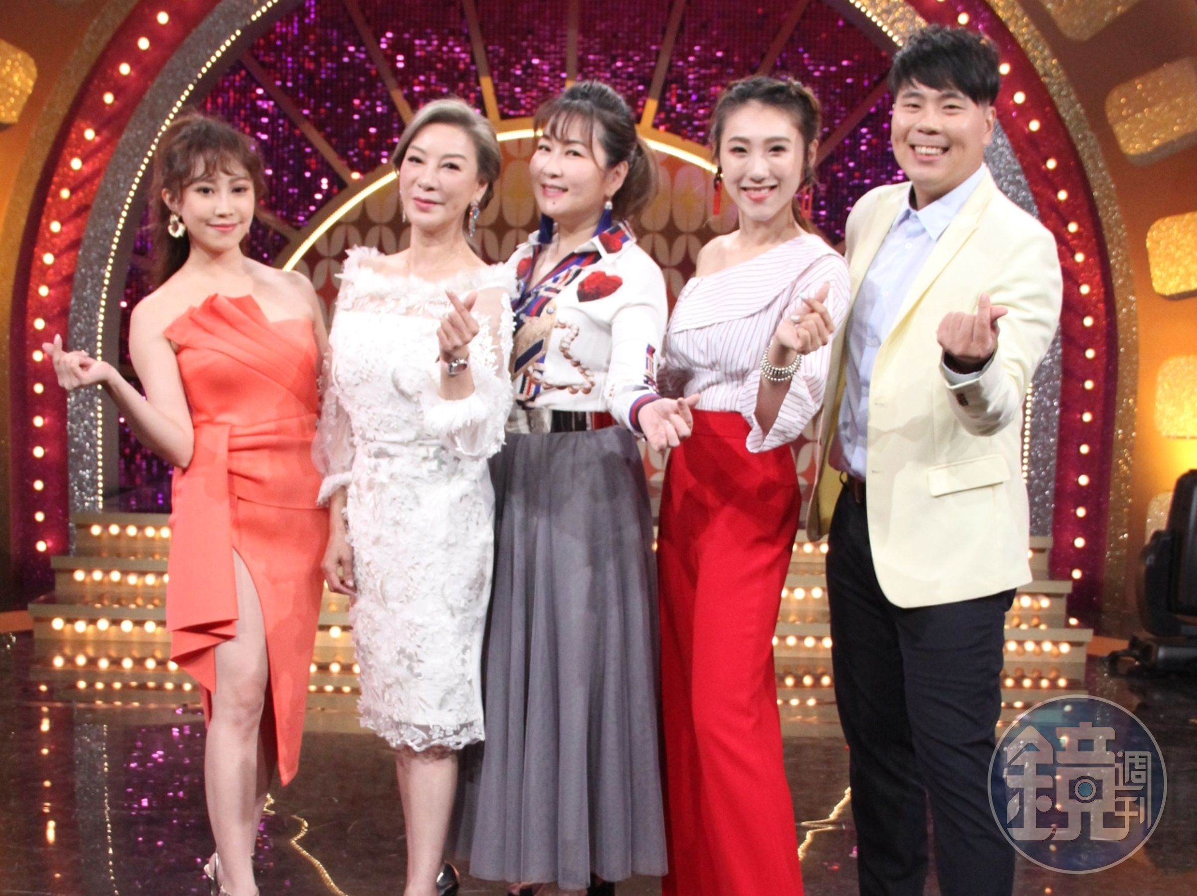 《MUCH金點秀》邀請到「秀場天王的前世情人們」，楊繡惠（左2）、謝金晶（右2）以及黃露瑤（左1）到現場分享與父親於公於私相處的故事。（年代提供）