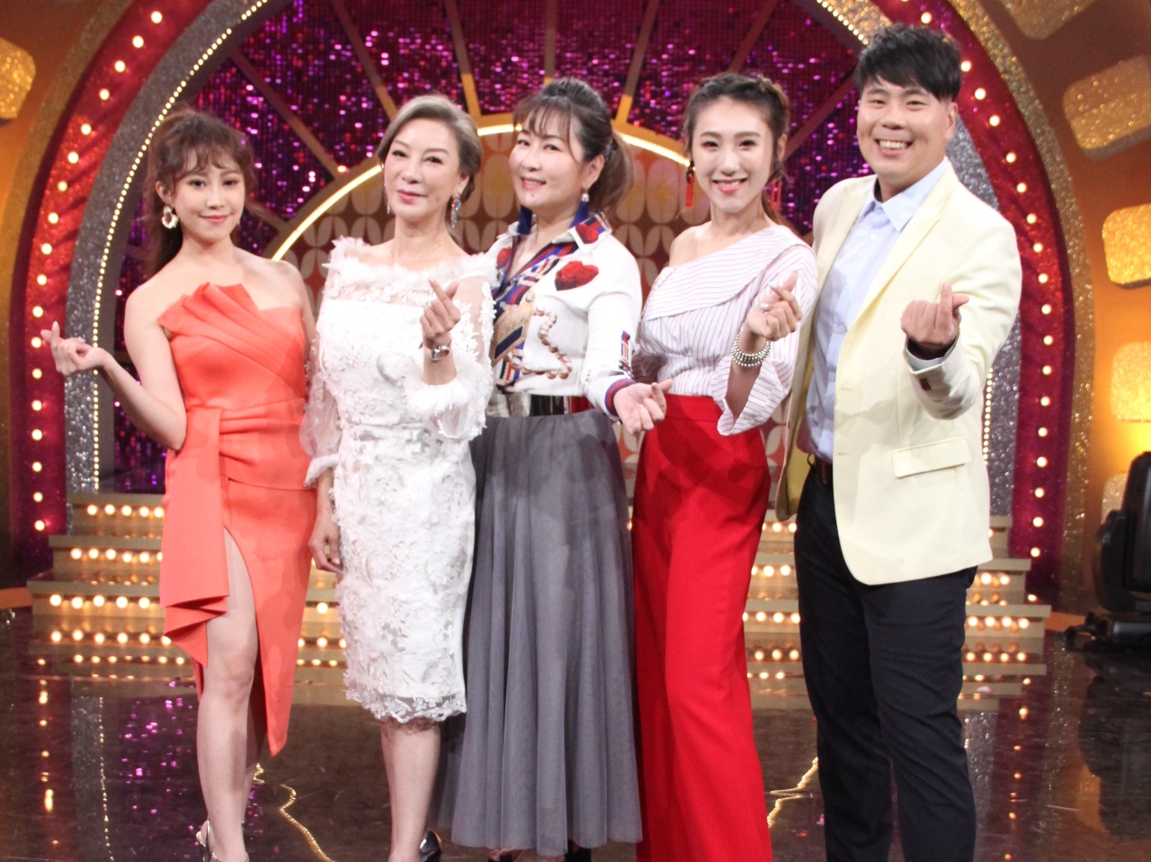 《MUCH金點秀》邀請到「秀場天王的前世情人們」，楊繡惠（左2）、謝金晶（右2）以及黃露瑤（左1）到現場分享與父親於公於私相處的故事。（年代提供）