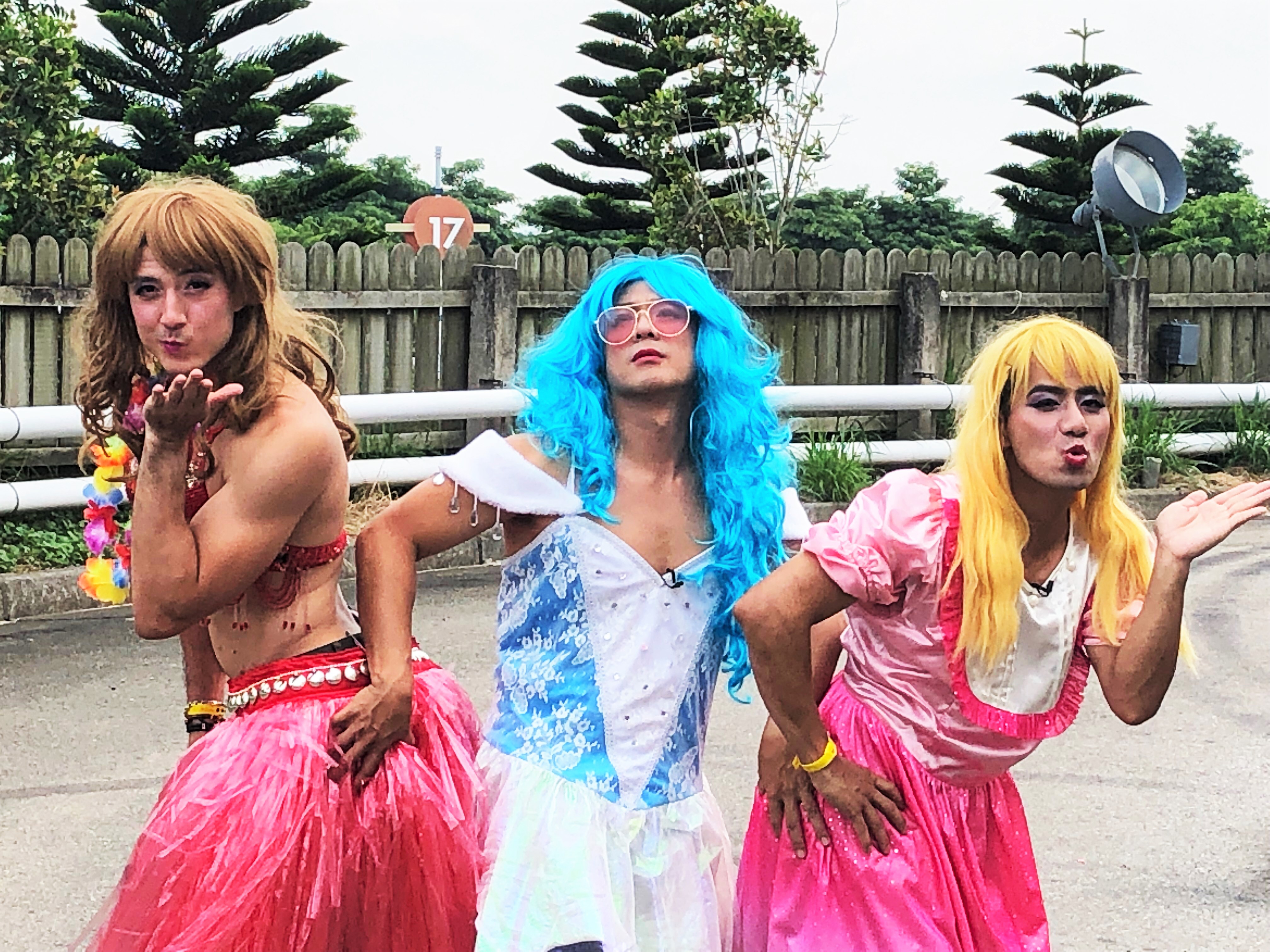 竇智孔（中）與郭彥均（右）與舞陽挑戰打工換宿生活。（竇智孔提供）