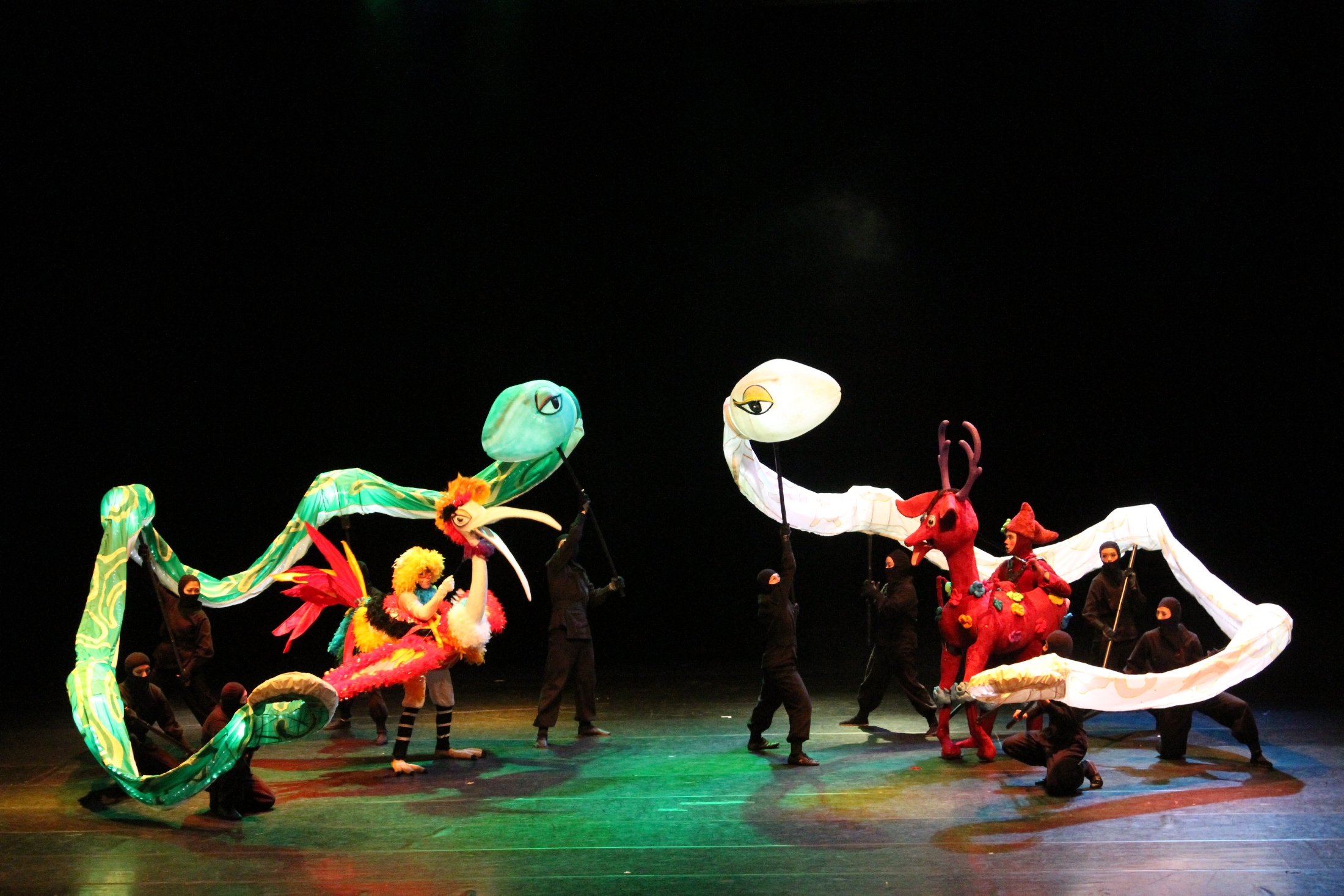 紙風車劇團《創意白蛇傳》讓小朋友從傳統故事學習正確處理紛爭的態度。（紙風車劇團提供）