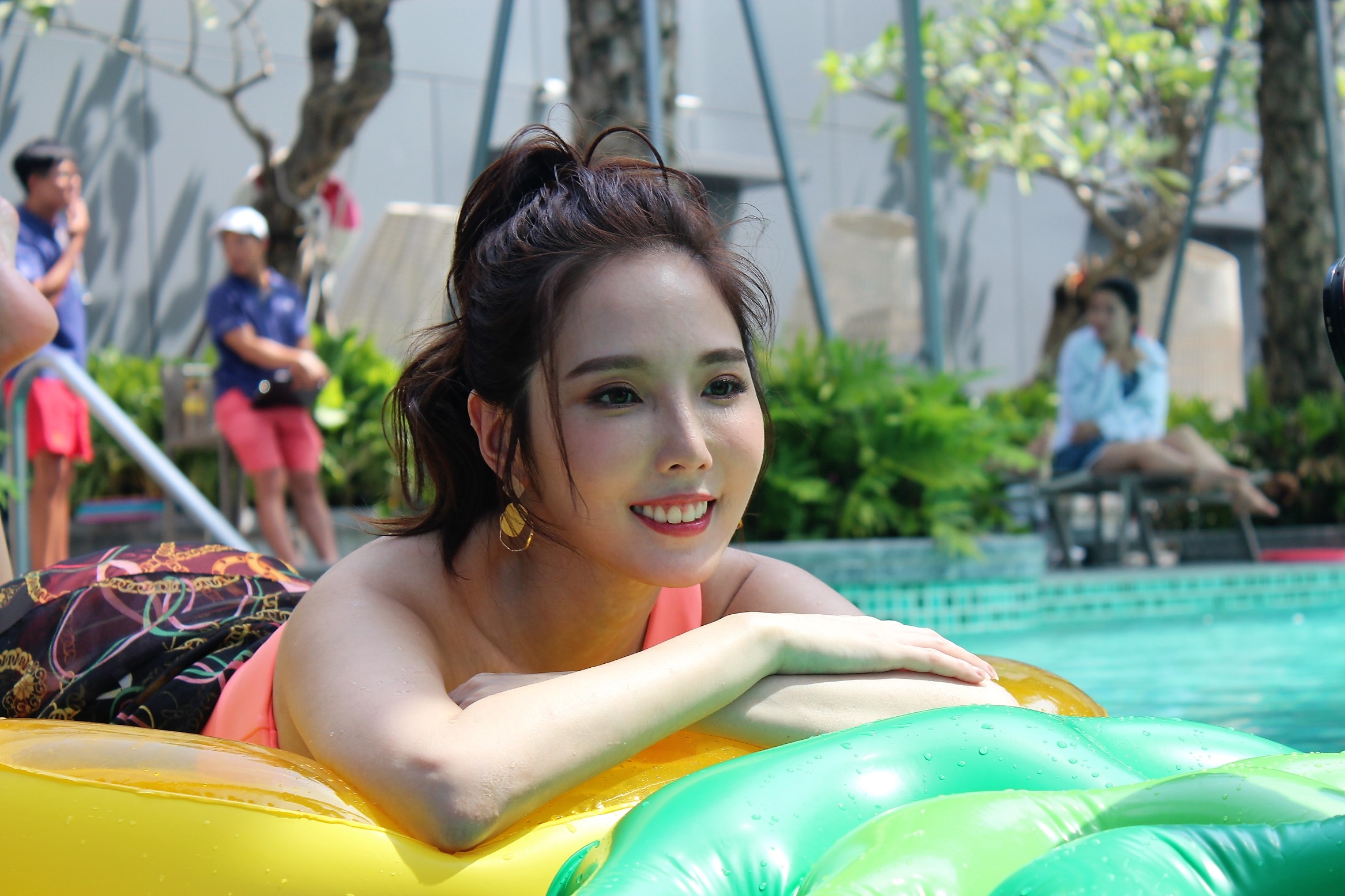 朱琦郁戲水乘坐泳圈時慘遭工作人員放水流，讓現場笑聲不斷。（三立提供）