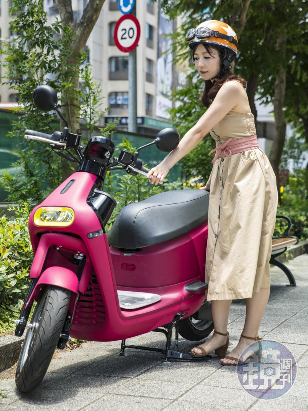 省力駐車腳架上身，連女生都可以輕鬆立起中柱。