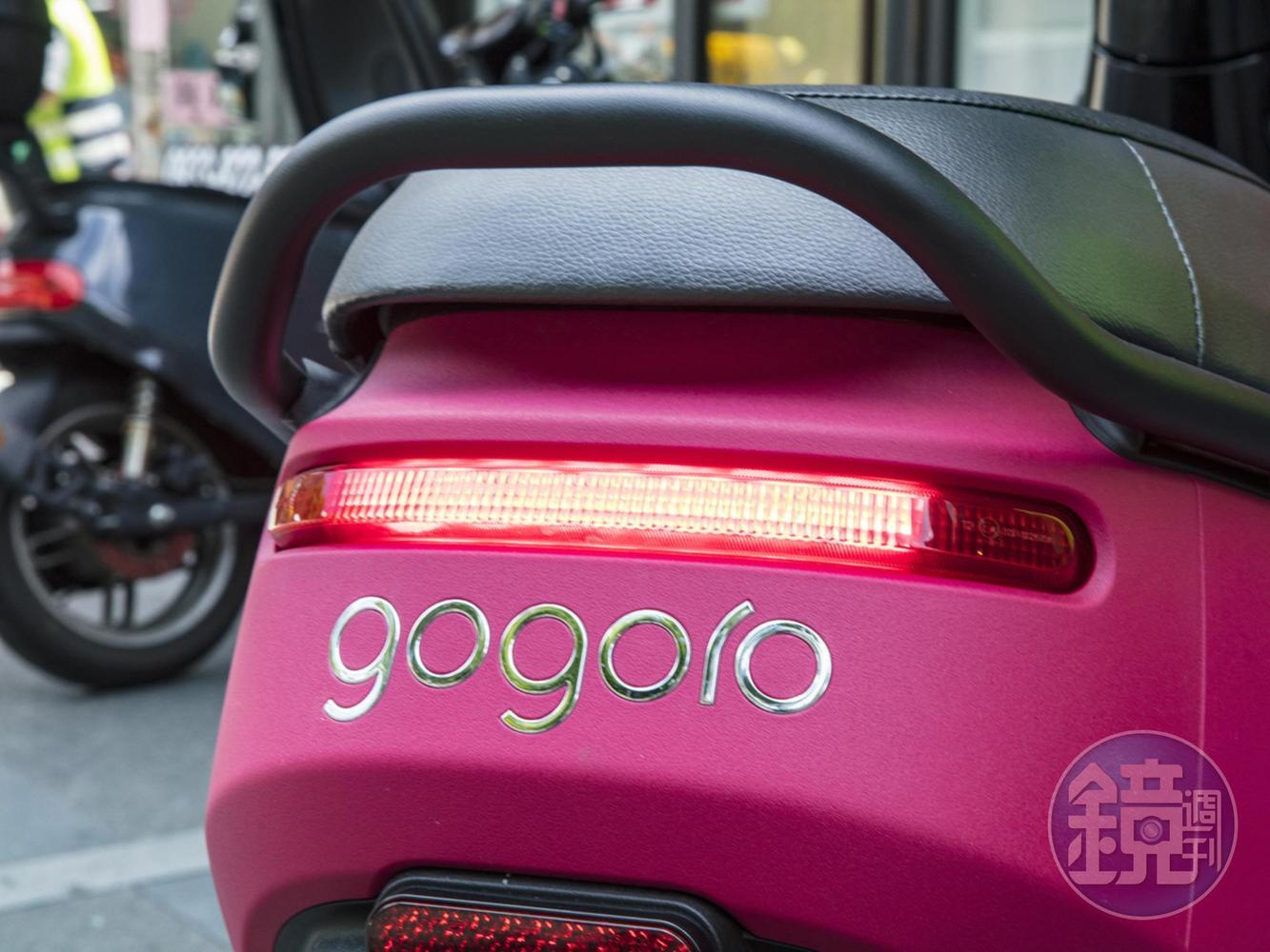 如果Gogoro 2的尾燈是香腸嘴的話，Gogoro 3就是「小紅唇」了。