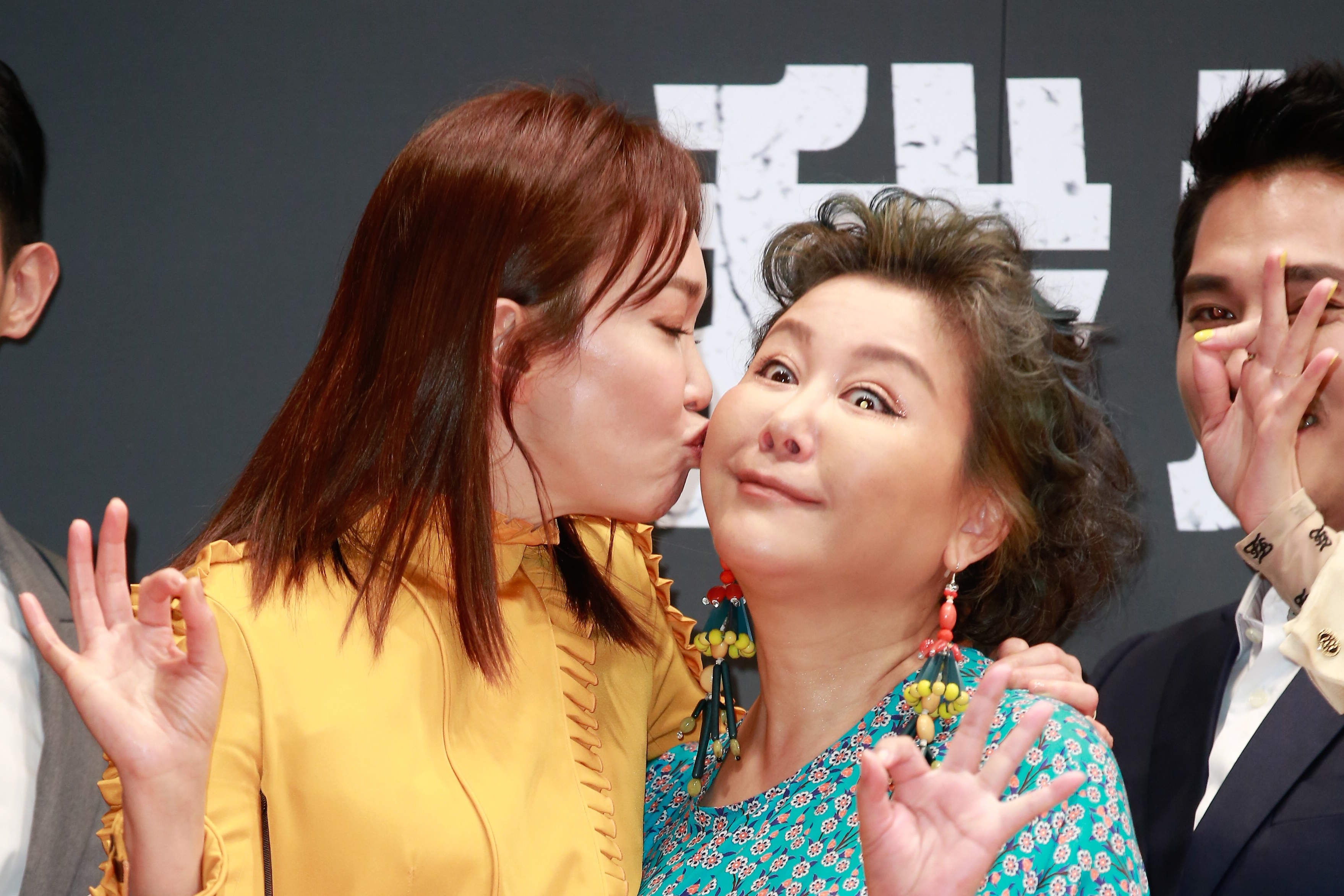 藍心湄沒機會與范文芳對戲，只好向索吻留念。