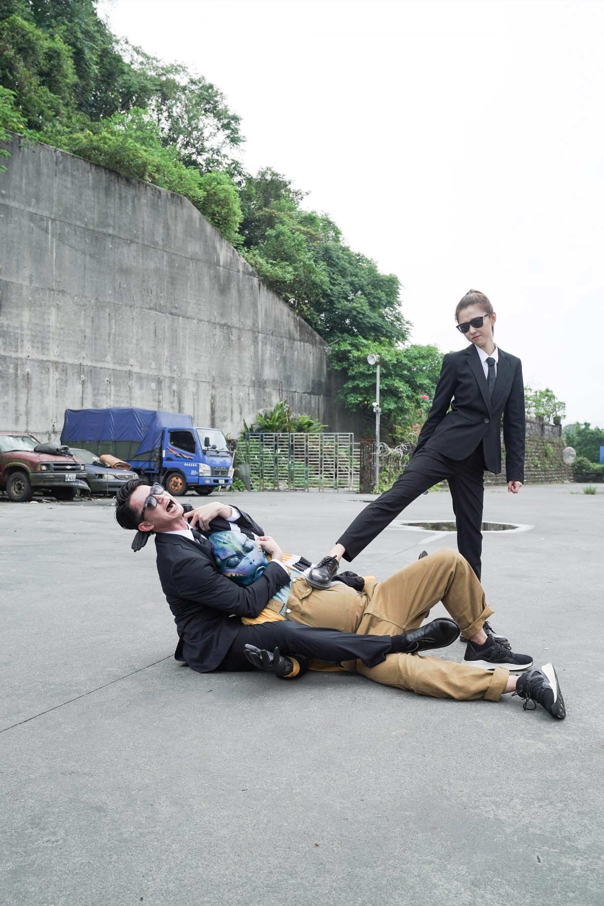 吳慷仁與邵雨薇扮演MIB，演出片尾彩蛋。（甲上提供）