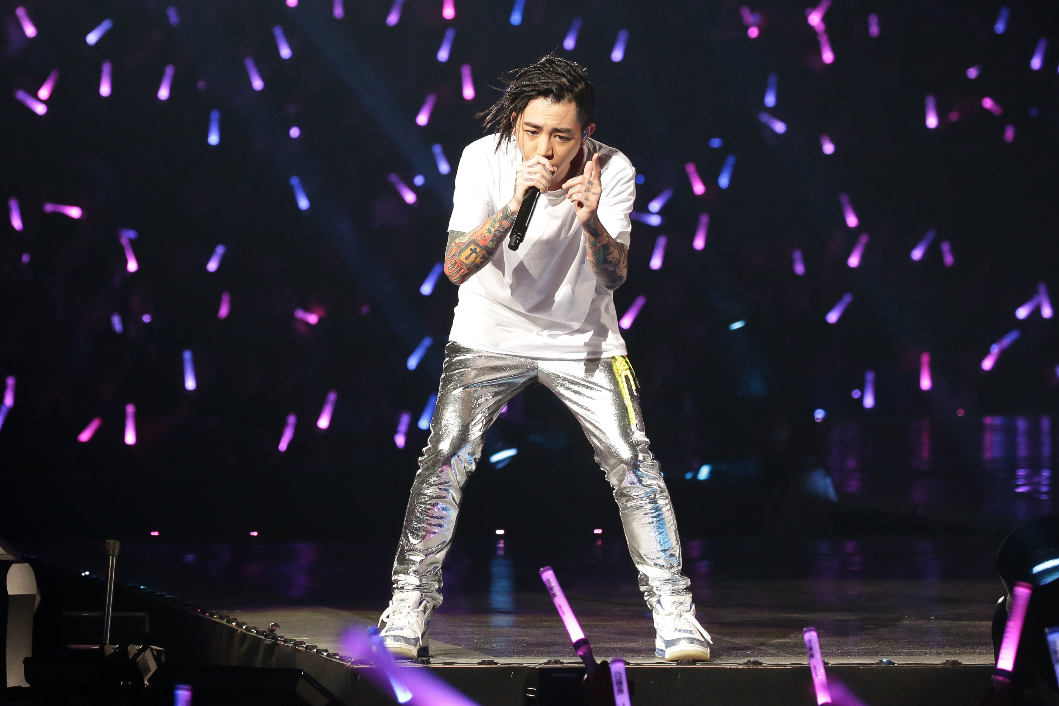 謝和弦寫了一首台灣的歌，但因為唱片公司不給發行，準備自己出錢製作。