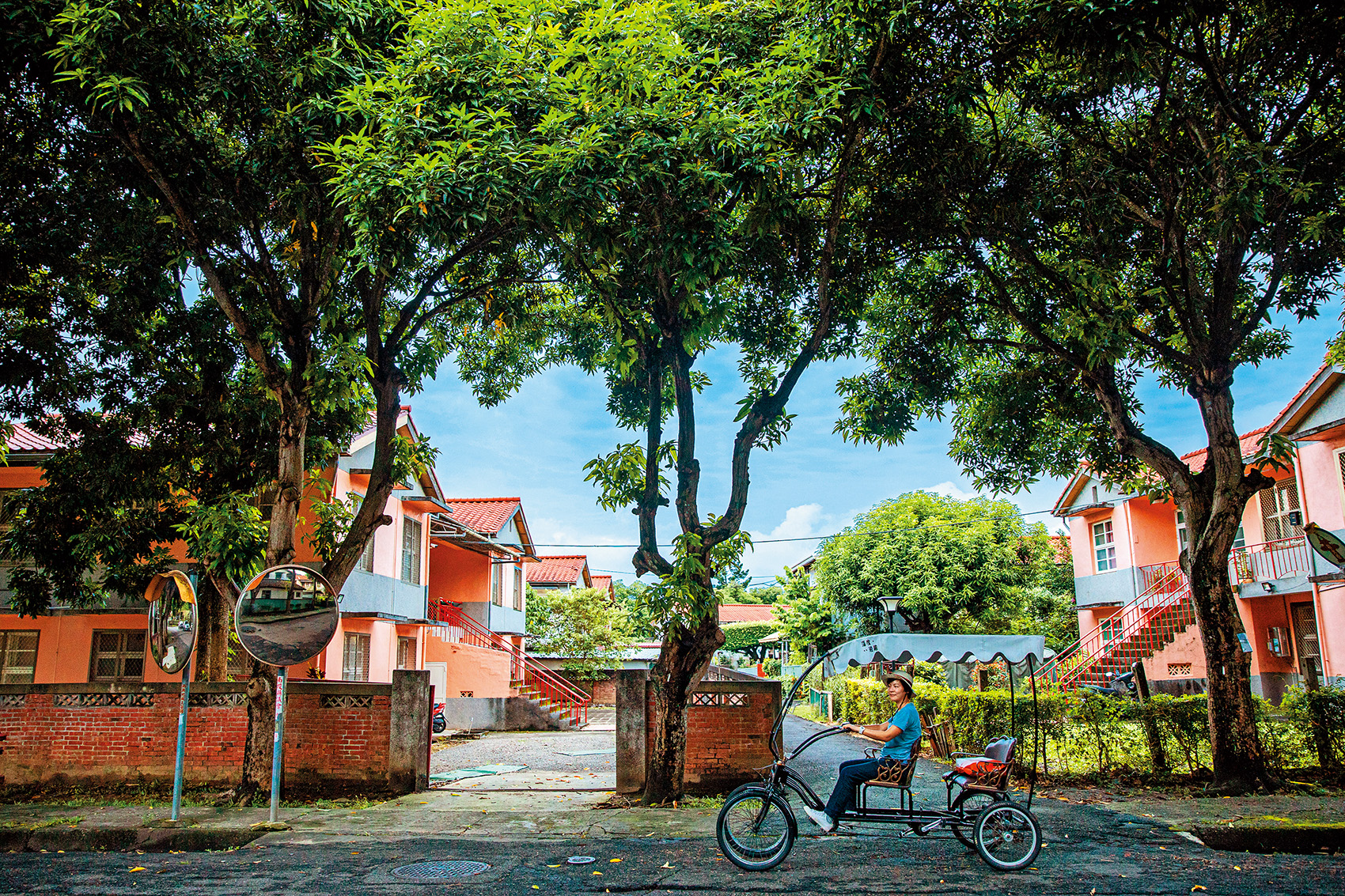 參加「省府日常散策」的巷弄騎乘活動，可以一邊騎著協力車，一邊認識中興新村的日常生活。（導覽2小時，350元／人）