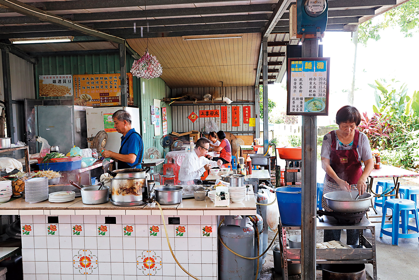 位於光明市場裡的「陳爸爸陳媽媽麵攤」，賣著物美價廉的眷村麵。