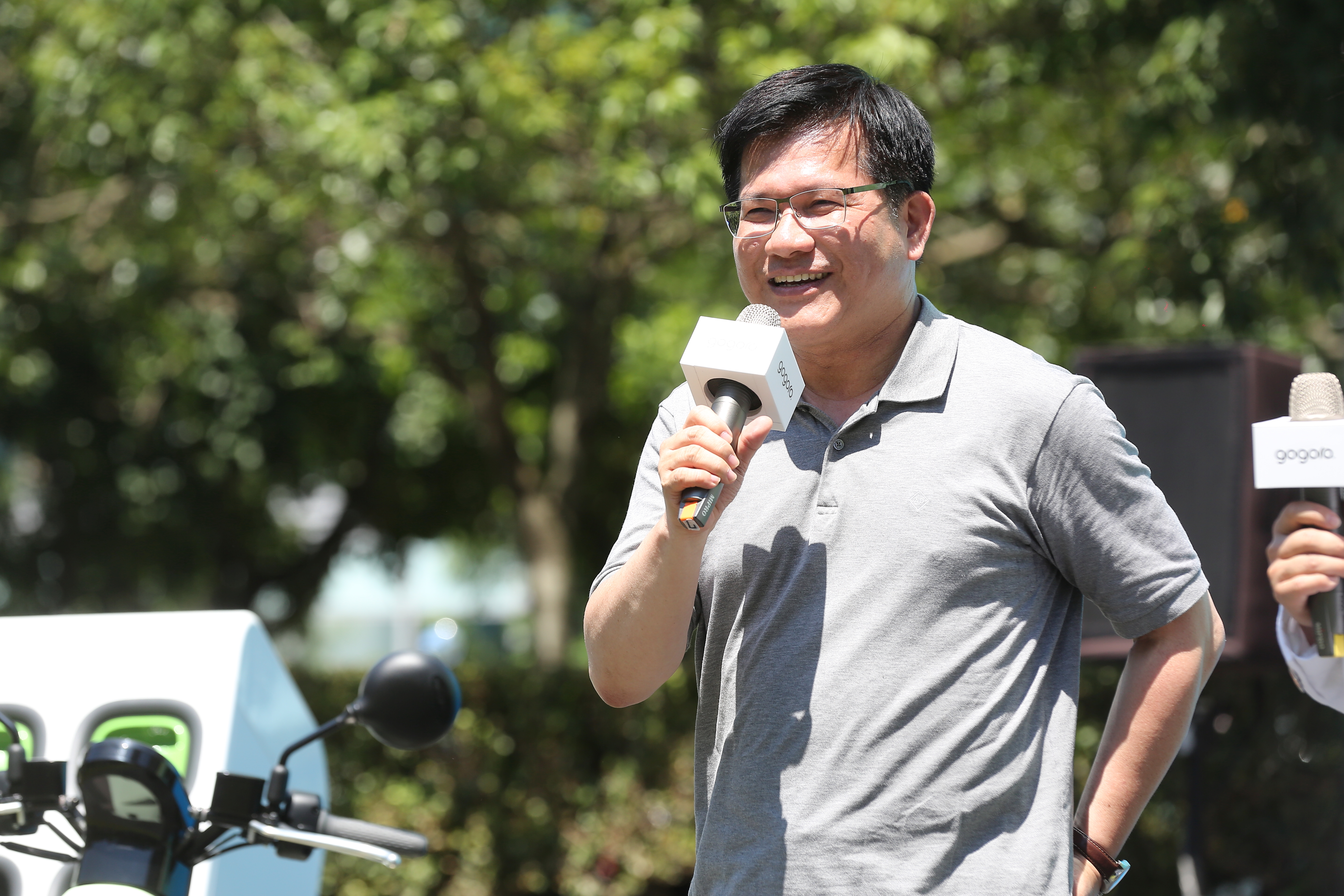 面對集集彩繪列車爭議，交通部長林佳龍在臉書表達四點看法。