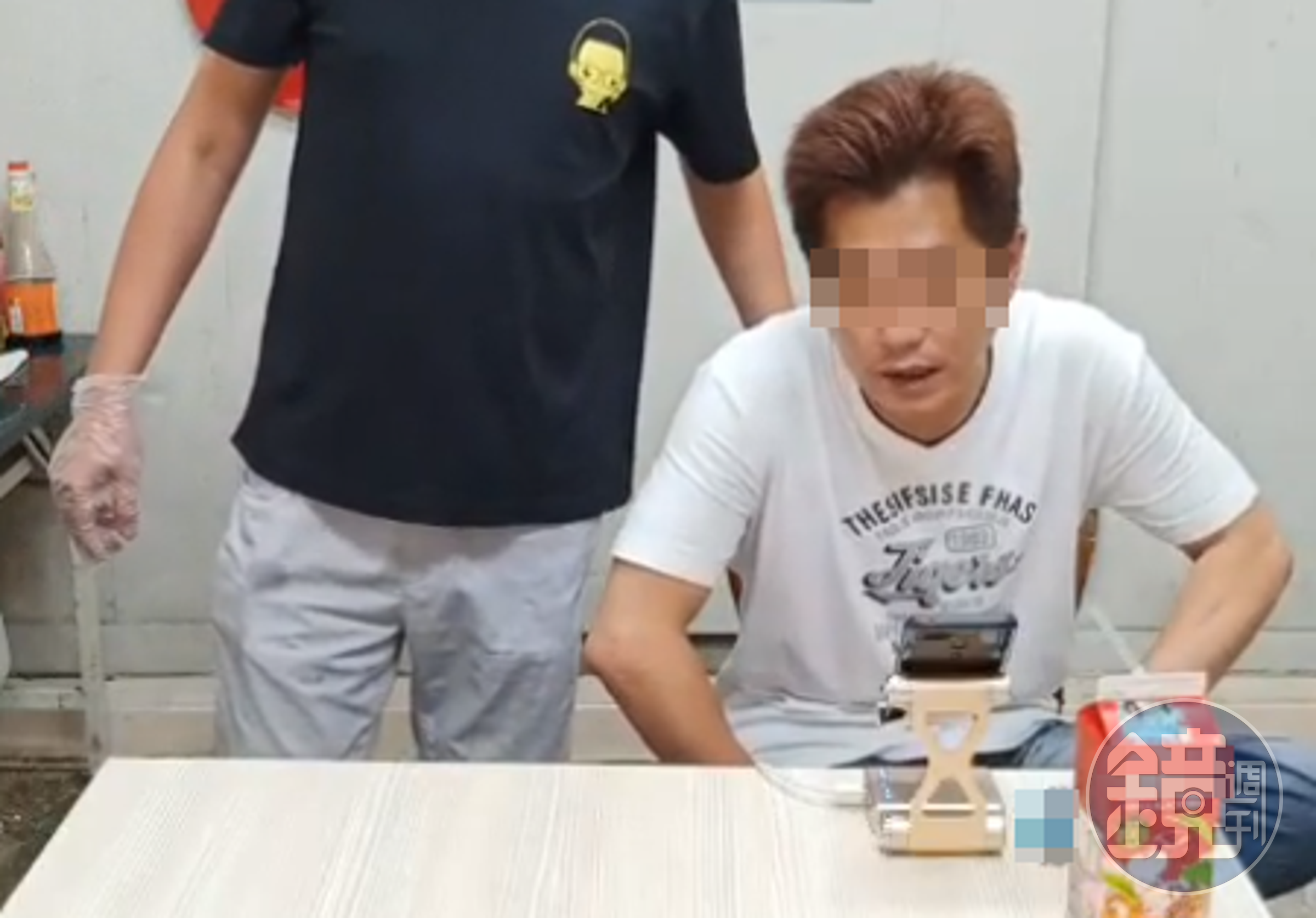 網購直播主吳小哲，昨（27日）在屏東開直播賣海鮮時，遭人強行擄走，被斷手腳後丟包。（翻攝吳小哲探險台臉書）
