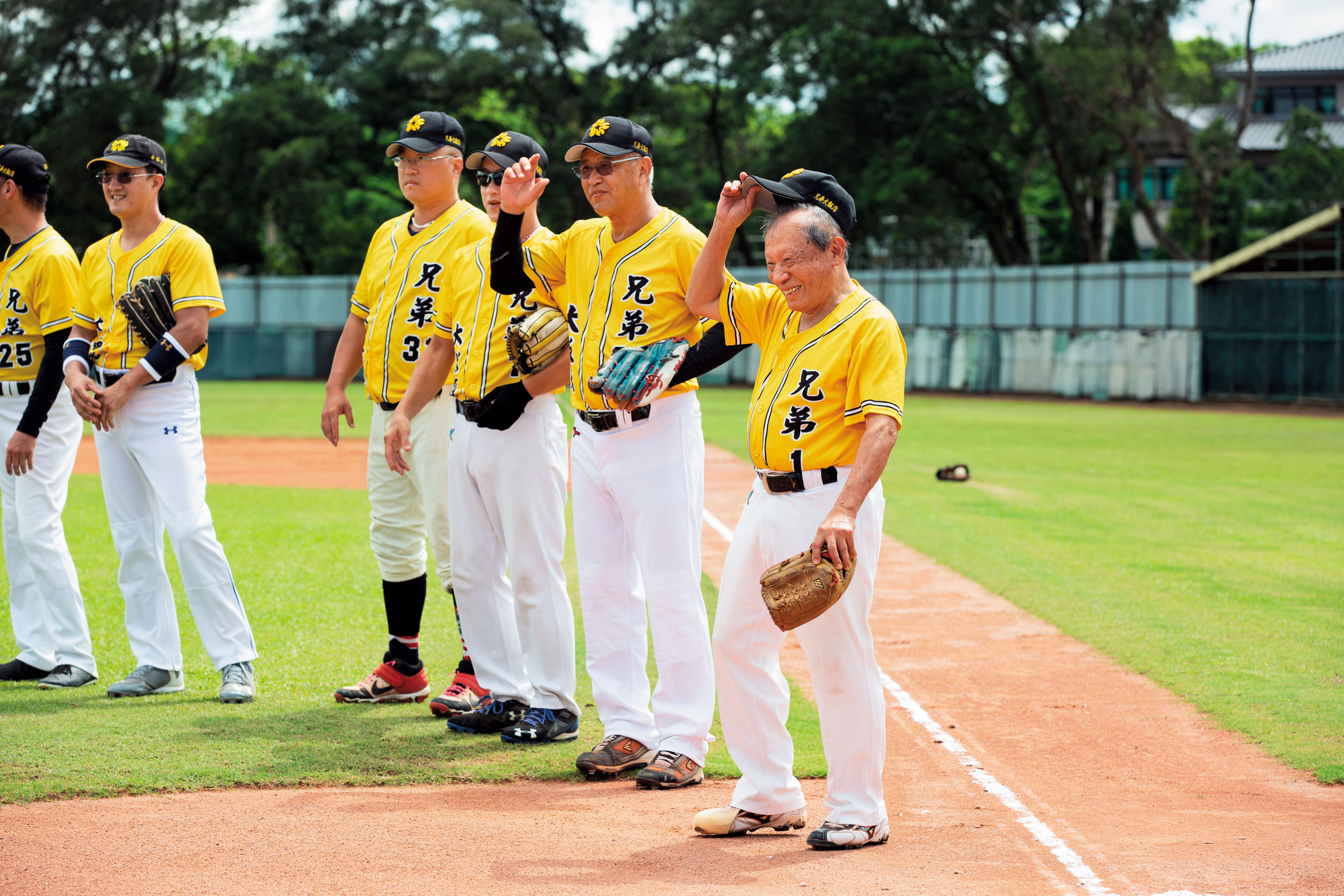 採訪當天，洪騰勝（右）帶我們到龍潭打球，他是這場比賽的先發投手。