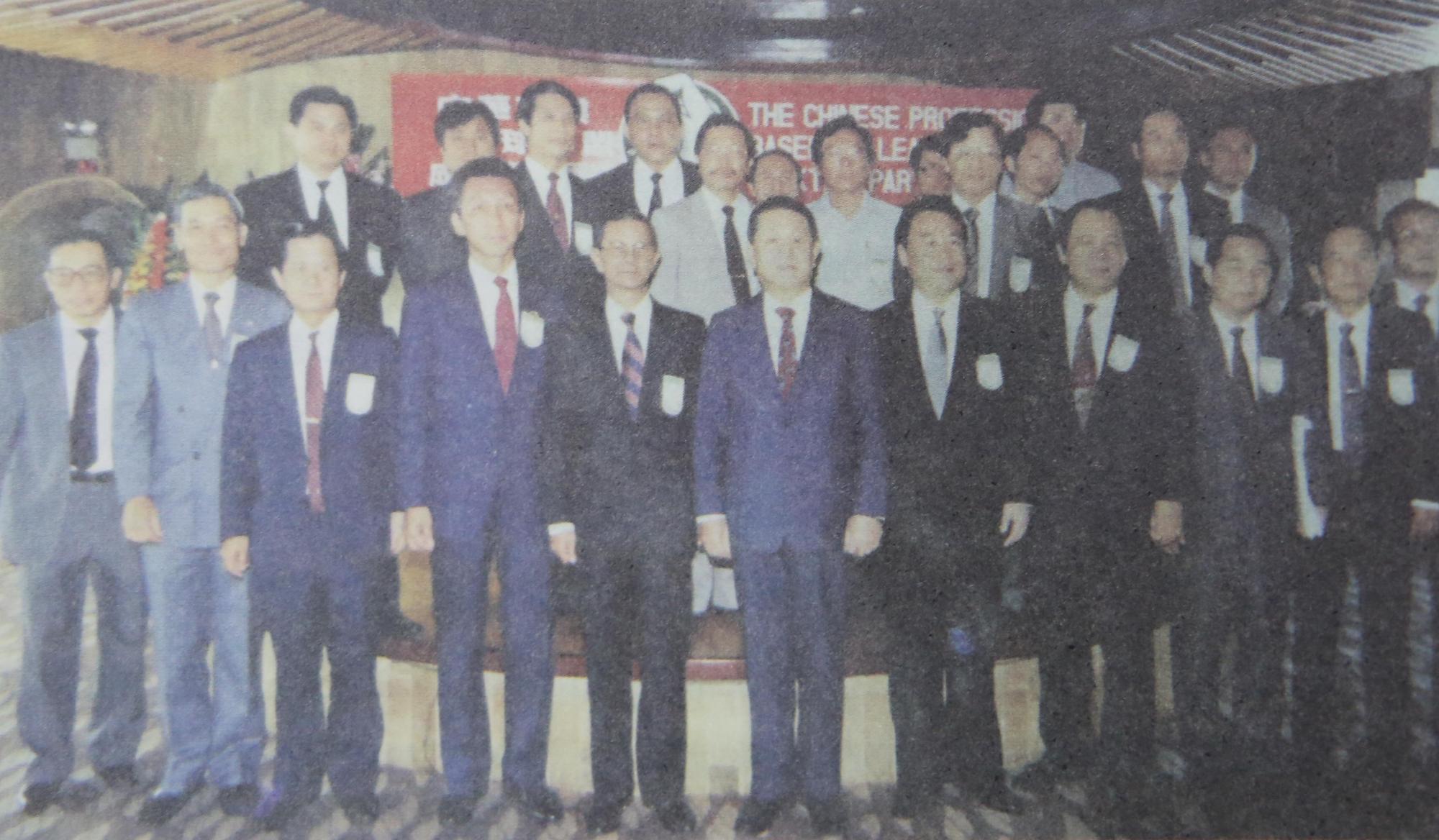在洪騰勝（前排左一）的奔走下，最終說服統一、三商和味全點頭加入，中華職棒順利在1990年開打。（兄弟大飯店提供）