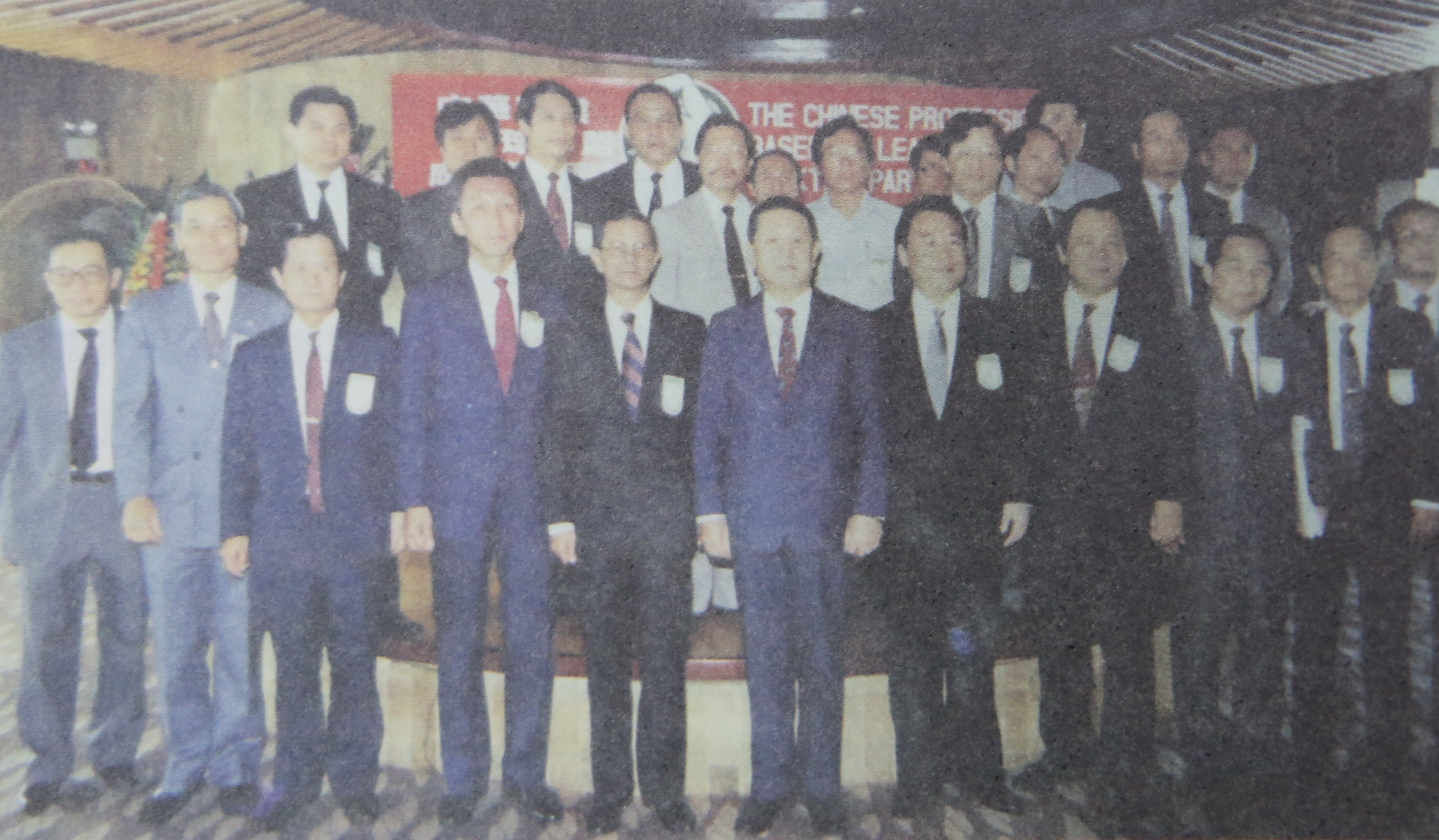 在洪騰勝（前排左一）的奔走下，最終說服統一、三商和味全點頭加入，中華職棒順利在1990年開打。（兄弟大飯店提供）