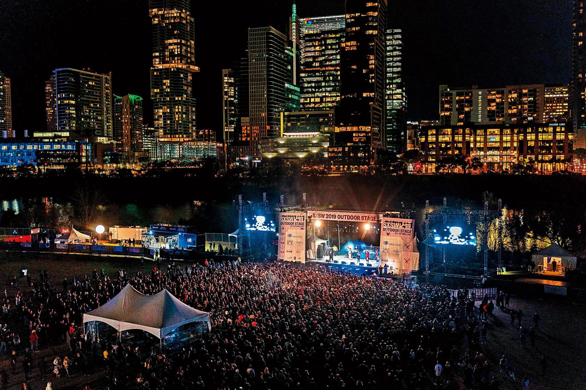 SXSW的表演場地不少,其中大型戶外舞台可以容納15,000人。(SXSW提供)