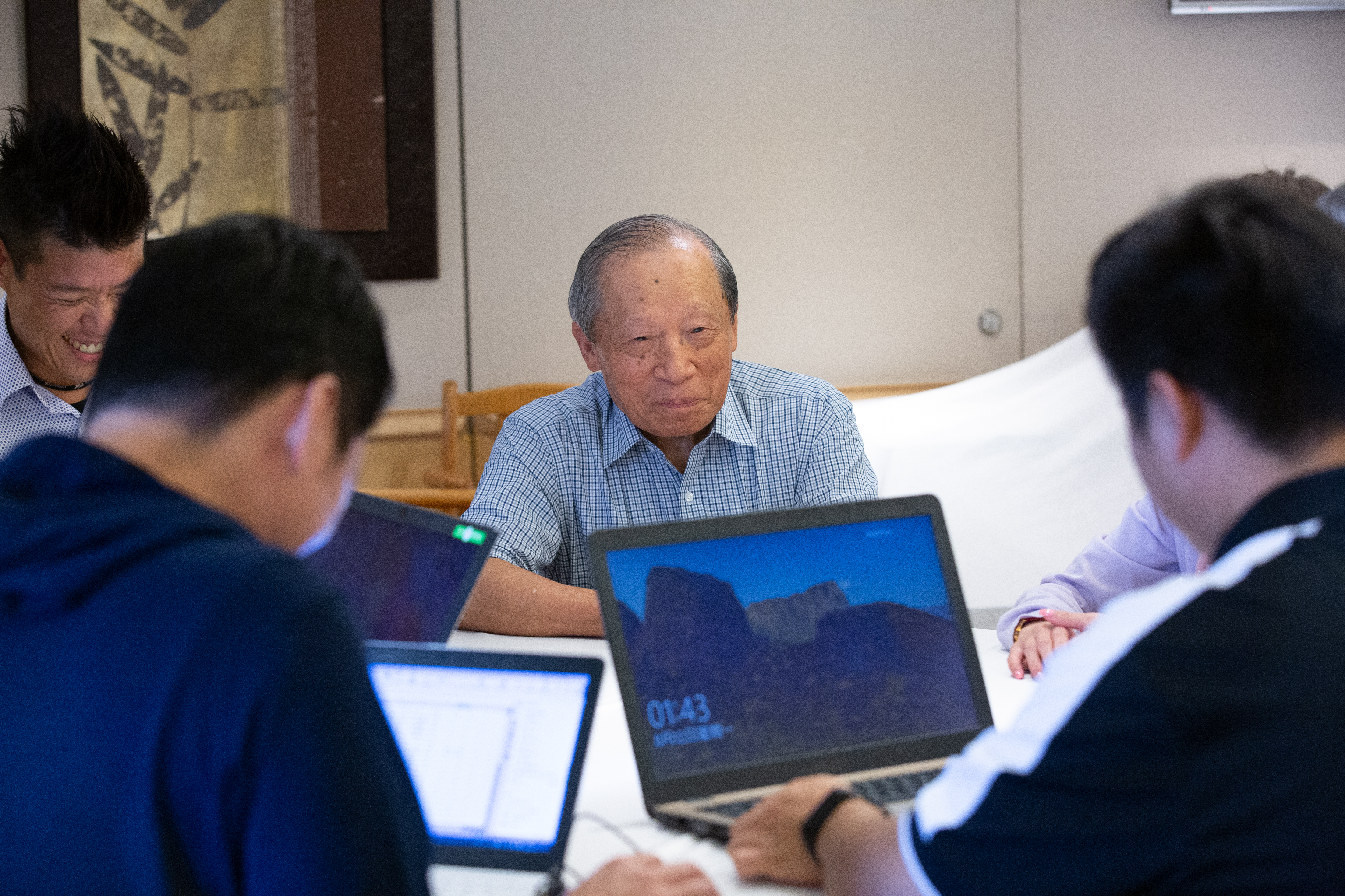 洪騰勝（右2）「重餐飲、輕住房」的創新想法，30多年前還曾引來同行放風聲唱衰。