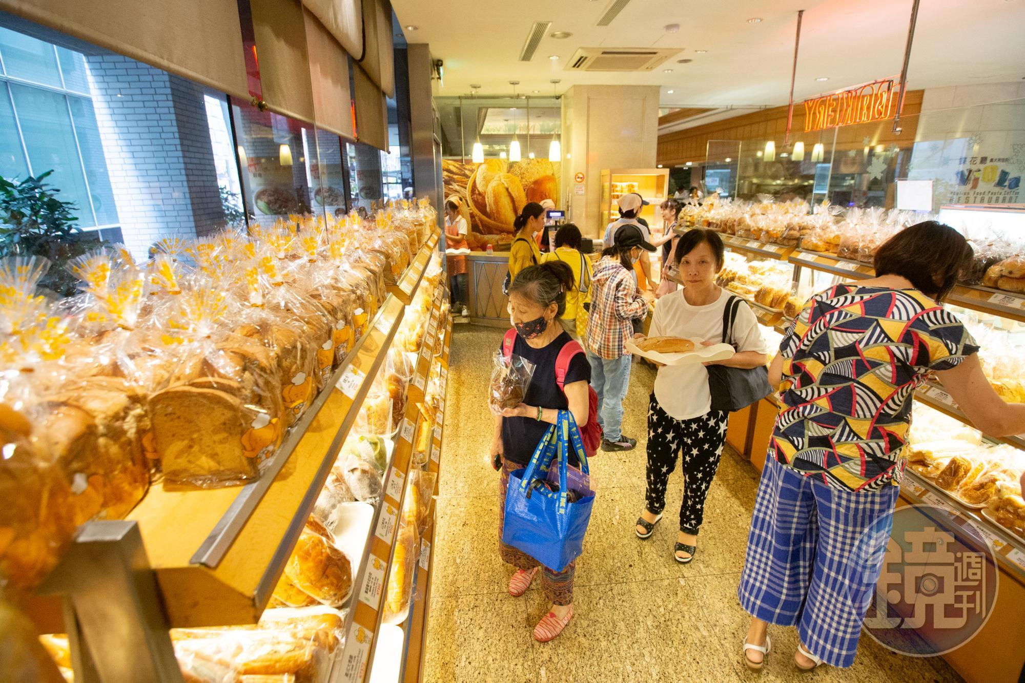 兄弟大飯店一樓的麵包部，因價格實惠且鄰近捷運出口，吸引不少過路客選購。