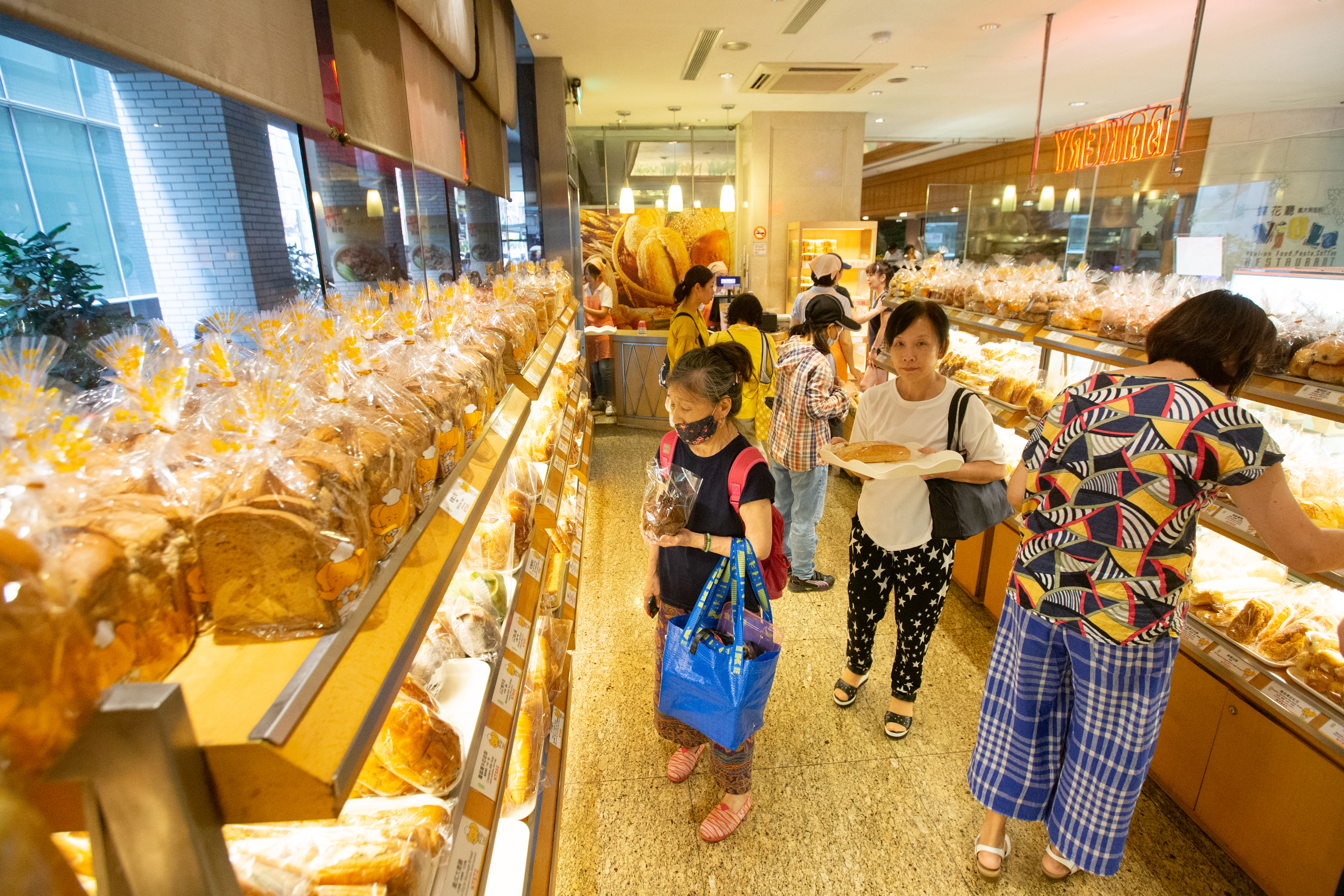 兄弟大飯店一樓的麵包部，因價格實惠且鄰近捷運出口，吸引不少過路客選購。